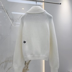 🛒𝐍𝐄𝐖 · 𝟐𝟎𝟐6/爆款现货 【原单品质】小众|火柴人刺绣立领毛衣外套 这件就是韩系女主日常出门look! 上身超有 🛒𝐍𝐄𝐖 · 𝟐𝟎𝟐6/爆款现货 【原单品质】小众|火柴人刺绣立领毛衣外套 这件就是韩系女主日常出门look! 上身超有