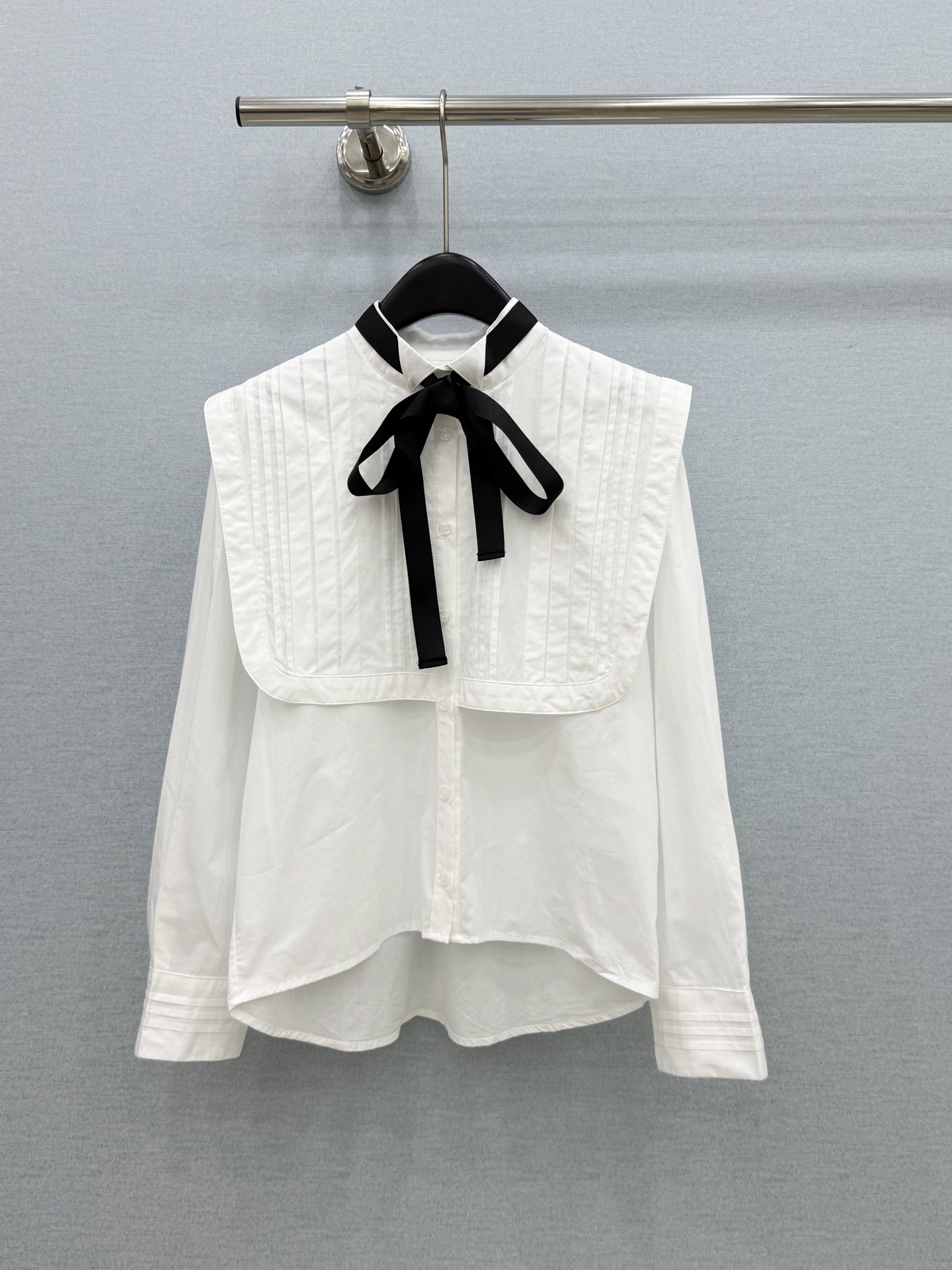 🛒𝐍𝐄𝐖 · 𝟐𝟎𝟐6/爆款现货 原单品质  小众｜26经典撞色丝带装饰纯色衬衫 法式极致穿搭 最新系列单品 强烈推荐 