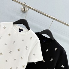 🛒𝐍𝐄𝐖 · 𝟐𝟎𝟐6/爆款现货 【原单品质】L*|2026新款手工订珠短袖T恤 高订面料,百搭版型 ,上身的触感谁穿 🛒𝐍𝐄𝐖 · 𝟐𝟎𝟐6/爆款现货 【原单品质】L*|2026新款手工订珠短袖T恤 高订面料,百搭版型 ,上身的触感谁穿