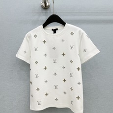 🛒𝐍𝐄𝐖 · 𝟐𝟎𝟐6/爆款现货 【原单品质】L*|2026新款手工订珠短袖T恤 高订面料,百搭版型 ,上身的触感谁穿 🛒𝐍𝐄𝐖 · 𝟐𝟎𝟐6/爆款现货 【原单品质】L*|2026新款手工订珠短袖T恤 高订面料,百搭版型 ,上身的触感谁穿