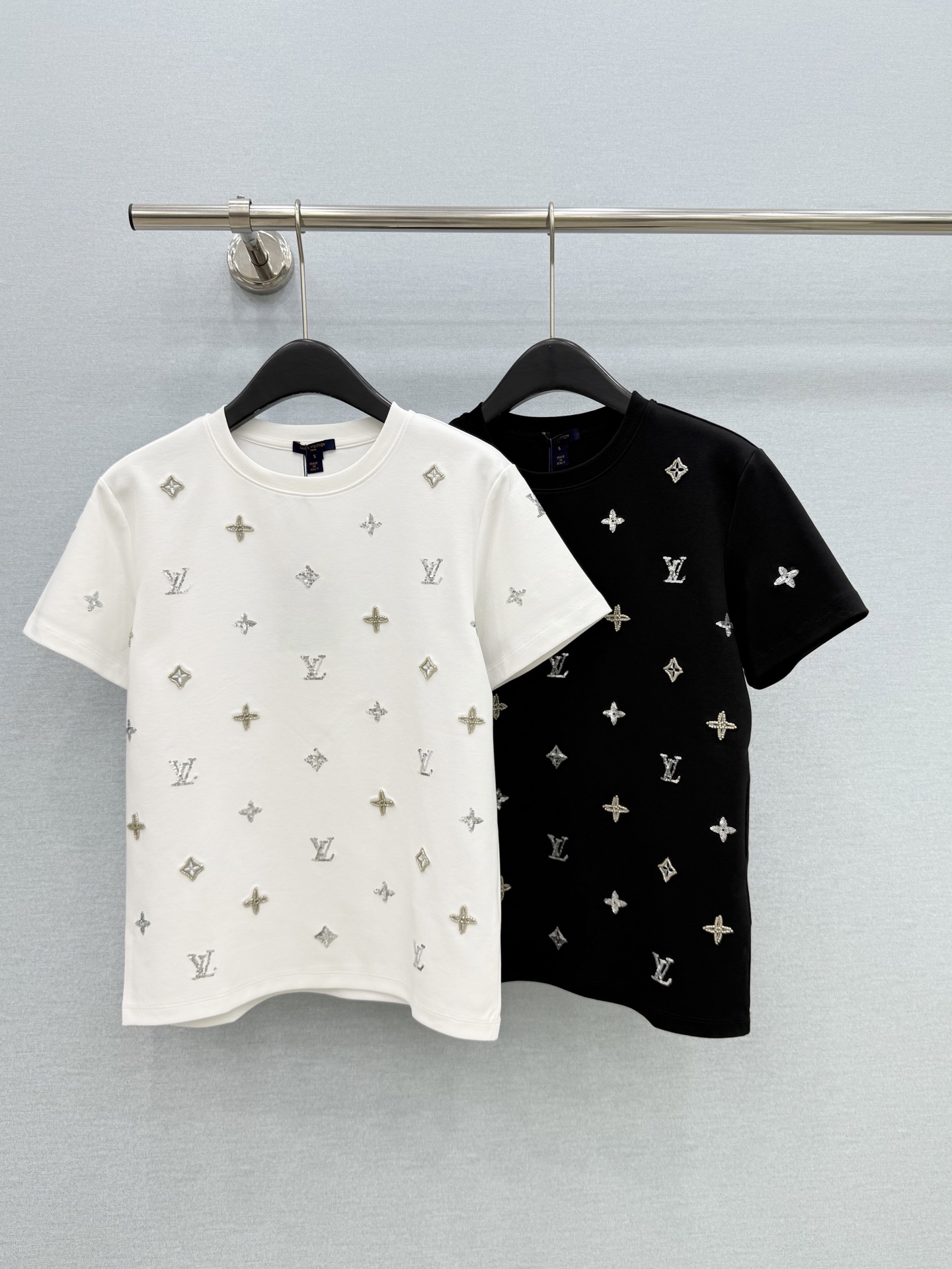 🛒𝐍𝐄𝐖 · 𝟐𝟎𝟐6/爆款现货 【原单品质】L*｜2026新款手工订珠短袖T恤 高订面料，百搭版型  ，上身的触感谁穿
