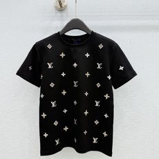 🛒𝐍𝐄𝐖 · 𝟐𝟎𝟐6/爆款现货 【原单品质】L*|2026新款手工订珠短袖T恤 高订面料,百搭版型 ,上身的触感谁穿 🛒𝐍𝐄𝐖 · 𝟐𝟎𝟐6/爆款现货 【原单品质】L*|2026新款手工订珠短袖T恤 高订面料,百搭版型 ,上身的触感谁穿