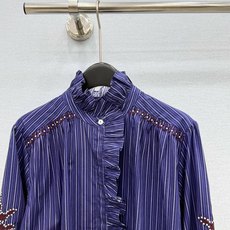 🛒𝐍𝐄𝐖 · 𝟐𝟎𝟐6/爆款现货 原单品质 小众|26经典荷叶边刺绣条纹衬衫 宫廷法式极致穿搭 最新系列单品 强烈推荐 🛒𝐍𝐄𝐖 · 𝟐𝟎𝟐6/爆款现货 原单品质 小众|26经典荷叶边刺绣条纹衬衫 宫廷法式极致穿搭 最新系列单品 强烈推荐