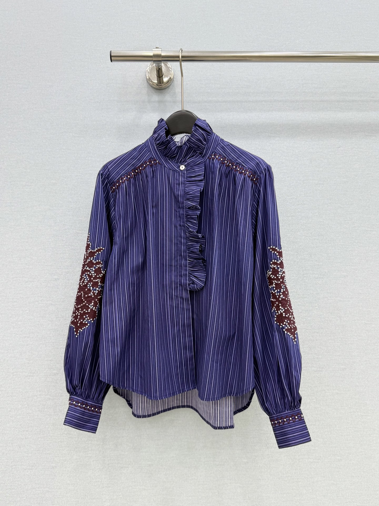 🛒𝐍𝐄𝐖 · 𝟐𝟎𝟐6/爆款现货 原单品质  小众｜26经典荷叶边刺绣条纹衬衫 宫廷法式极致穿搭 最新系列单品 强烈推荐