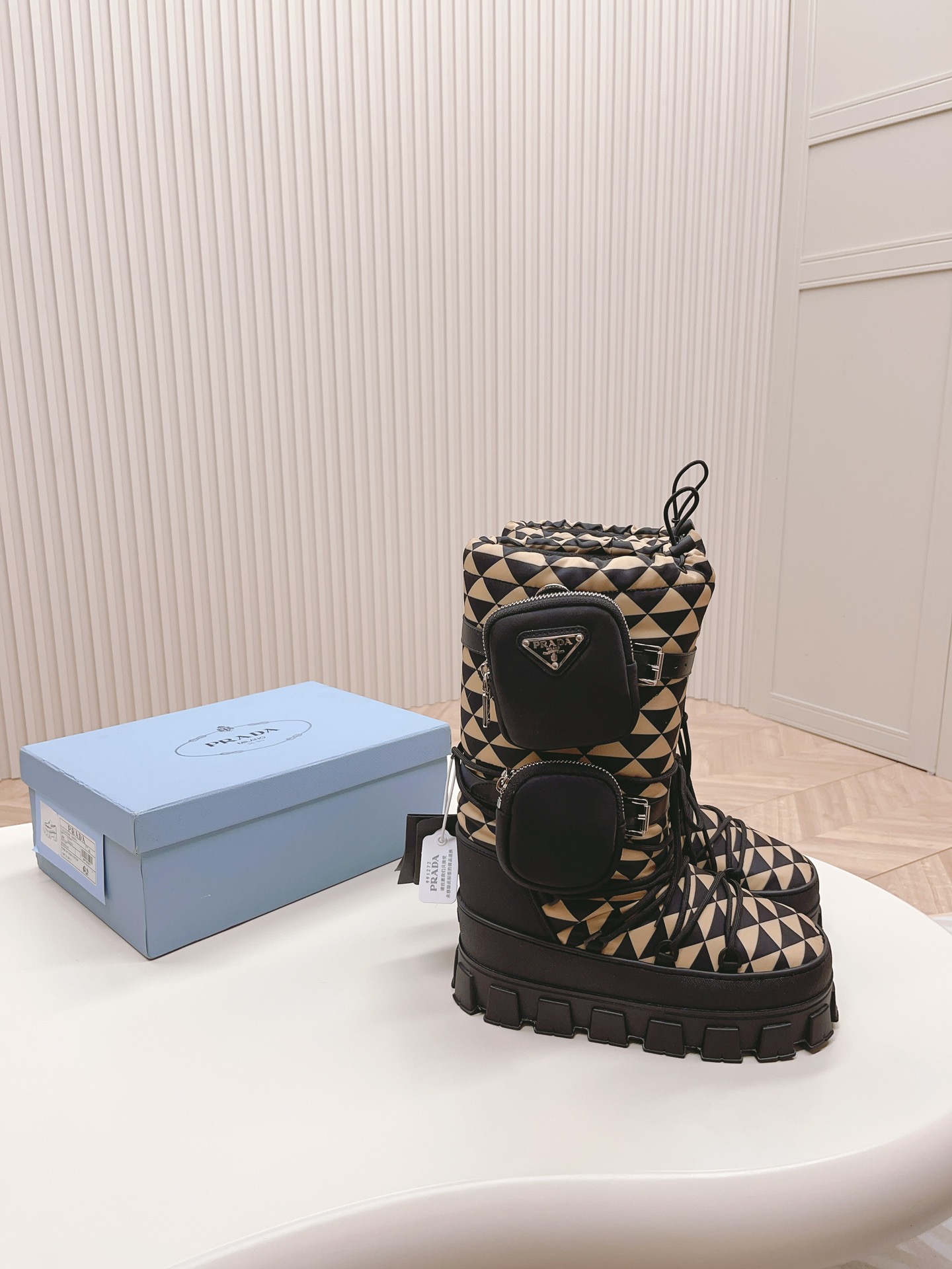 NO:560221,Top quality, the highest version, Prada logo nylon gabardine snow party metal logo gear thick-soled shrink lace plus fleece space boots snow boots!  Made of original imported cowhide, velvet and warm lining, comfortable and fashionable, original molded TPU wear-resistant and non-slip sole, size 35-41 [40.41 customized], snow boots, prada, boots, cowhide19860909顶级品质 最高版 普拉哒徽标尼龙华达呢雪地派对金属标齿轮厚底收缩系带加绒太空靴雪地靴！ 原版进口牛皮特制 加绒保暖内里 舒适又时尚 原版开模tpu耐磨防滑底 尺码35-41 [40.41定制],雪地靴,prada,boots,cowhide,Women's Shoes