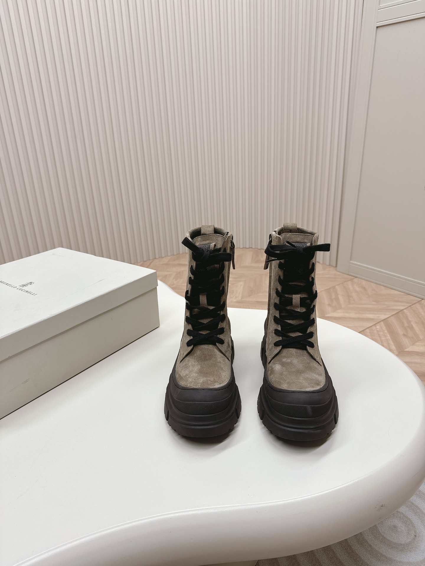 NO:627190,, Brunello Cucinelli's new BC autumn and winter boots series BC is a well-known Italian brand with minimalist style, elegant retro and high-end!  Simple and elegant, it is a very attractive style! The king of high-end and versatile, it feels good and comfortable on the feet! Super versatile!  Super eye-catching!  Suede upper, wool/cashmere/silk knitted lining and other mixed designs!  Original comfortable rubber outsole!  Size 35-40,boots,brunello cucinelli,boots,real silk,chamois leather19860909,Brunello Cucinelli新款BC秋冬靴子系列 BC是意大利知名品牌,极简主义风格,优雅复古又高级！简约又大气,属于非常耐看的款式!高级百搭之王,脚感很好很舒服!超级百搭！超级耐看！鞋面麂皮,羊毛/羊绒/真丝针织内里等混搭设计！原版舒适橡胶大底！ 码数35-40,靴子,brunello cucinelli,boots,real silk,chamois leather,Women's Shoes