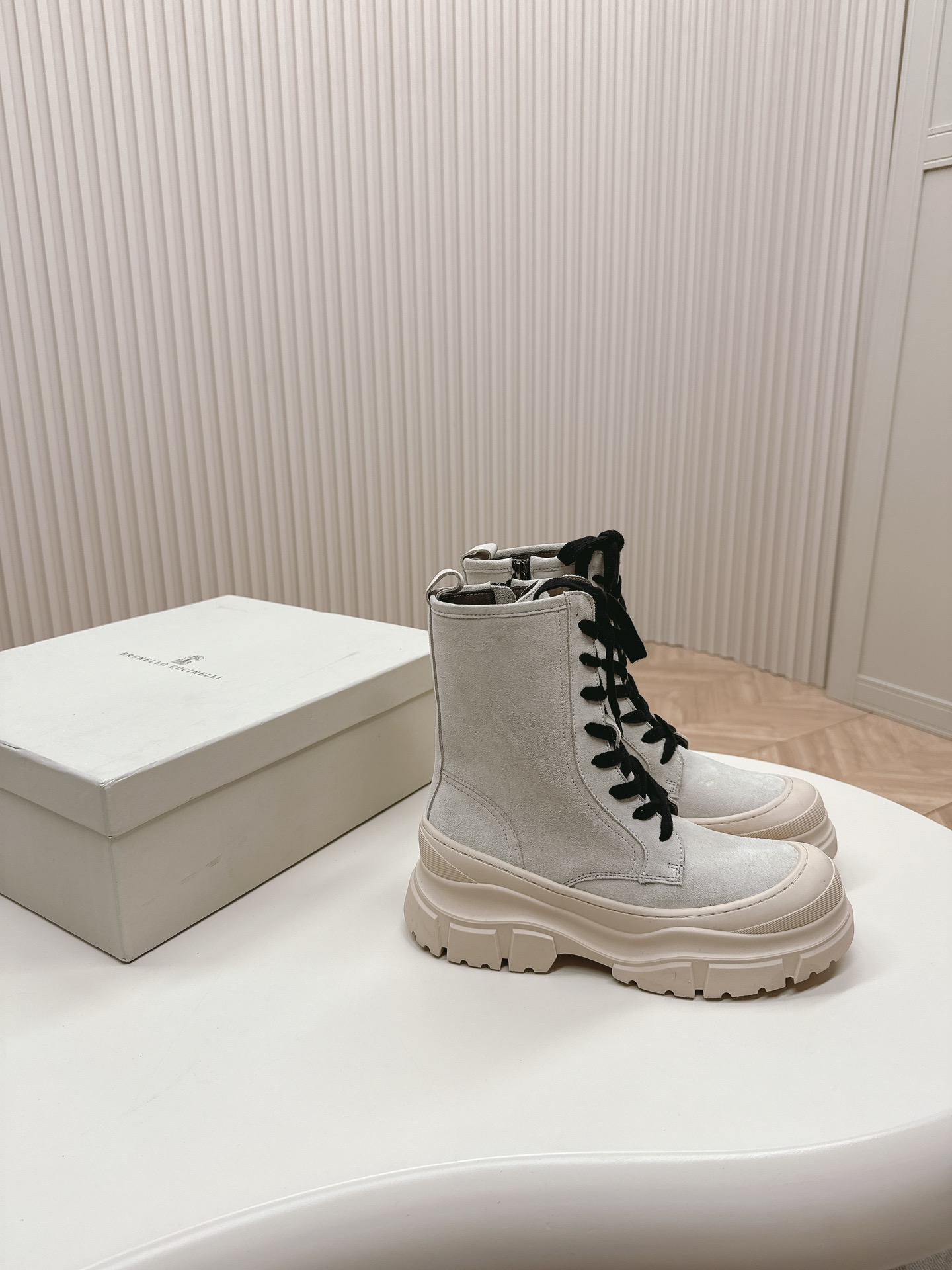 NO:560407,Brunello Cucinelli's new BC autumn and winter boots series is released. BC is a well-known Italian brand with a minimalist style, elegant, retro and high-end! Simple and elegant, it is a very attractive style! The king of high-end versatile, the foot feels very good and comfortable! Super versatile! Super attractive!  Suede upper, wool/cashmere/silk knitted lining and other mixed designs!  Original comfortable rubber outsole!  Size: 35-40, boots, brunello cucinelli, boots, real silk, chamois leather19860909出 Brunello Cucinelli新款BC秋冬靴子系列 BC是意大利知名品牌,极简主义风格,优雅复古又高级!简约又大气,属于非常耐看的款式!高级百搭之王,脚感很好很舒服!超级百搭!超级耐看！鞋面麂皮,羊毛/羊绒/真丝针织内里等混搭设计！原版舒适橡胶大底！ 码数:35-40,靴子,brunello cucinelli,boots,real silk,chamois leather,Women's Shoes