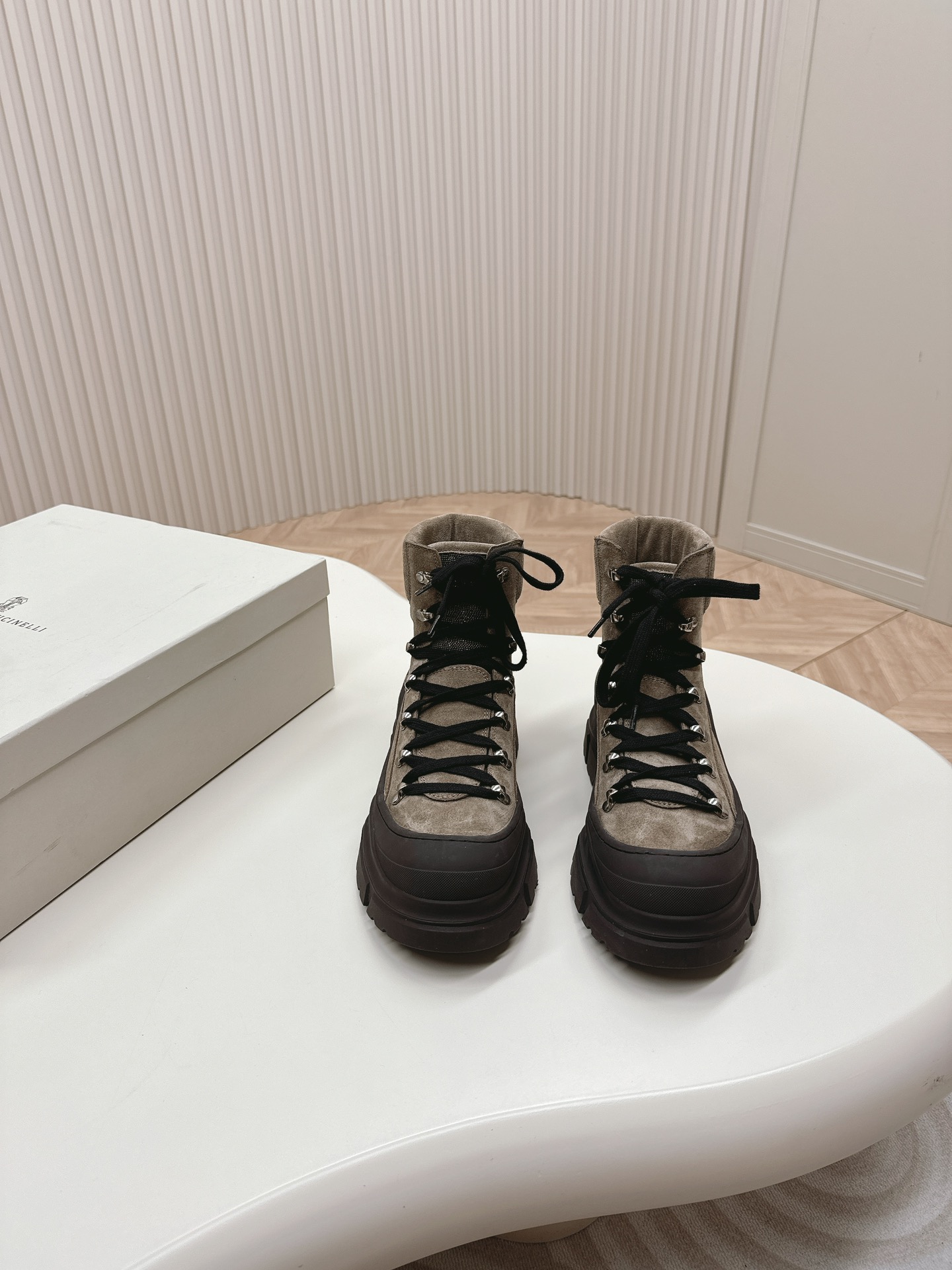 NO:627196,, Brunello Cucinelli's new BC autumn and winter boots series BC is a well-known Italian brand with minimalist style, elegant retro and high-end!  Simple and elegant, it is a very attractive style! The king of high-end and versatile, it feels good and comfortable on the feet!  Super versatile! Super eye-catching!  Suede upper, wool/cashmere/silk knitted lining and other mixed designs!  Original comfortable rubber outsole!  Size 35-40,boots,brunello cucinelli,boots,real silk,chamois leather19860909,Brunello Cucinelli新款BC秋冬靴子系列 BC是意大利知名品牌,极简主义风格,优雅复古又高级！简约又大气,属于非常耐看的款式!高级百搭之王,脚感很好很舒服！超级百搭!超级耐看！鞋面麂皮,羊毛/羊绒/真丝针织内里等混搭设计！原版舒适橡胶大底！ 码数35-40,靴子,brunello cucinelli,boots,real silk,chamois leather,Women's Shoes