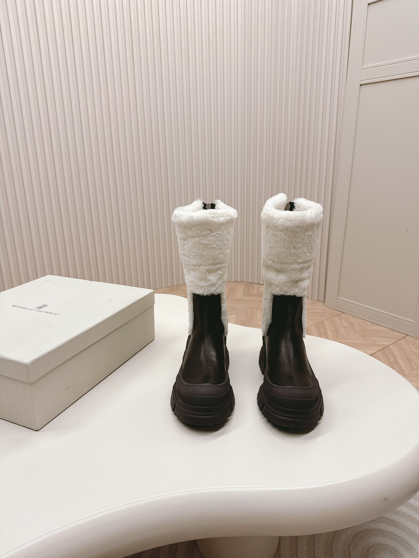 NO:627208,, Brunello Cucinelli's new BC autumn and winter boots series BC is a well-known Italian brand with minimalist style, elegant retro and high-end!  Simple and elegant, it is a very attractive style!  The king of high-end versatile products, it feels great and comfortable on the feet! Super versatile! Super eye-catching!  Suede upper, wool/cashmere/silk knitted lining and other mixed designs!  Original comfortable rubber outsole!  Size 35-40,boots,brunello cucinelli,boots,real silk,chamois leather19860909,Brunello Cucinelli新款BC秋冬靴子系列 BC是意大利知名品牌,极简主义风格,优雅复古又高级！简约又大气,属于非常耐看的款式！高级百搭之王,脚感很好很舒服!超级百搭!超级耐看！鞋面麂皮,羊毛/羊绒/真丝针织内里等混搭设计！原版舒适橡胶大底！ 码数35-40,靴子,brunello cucinelli,boots,real silk,chamois leather,Women's Shoes