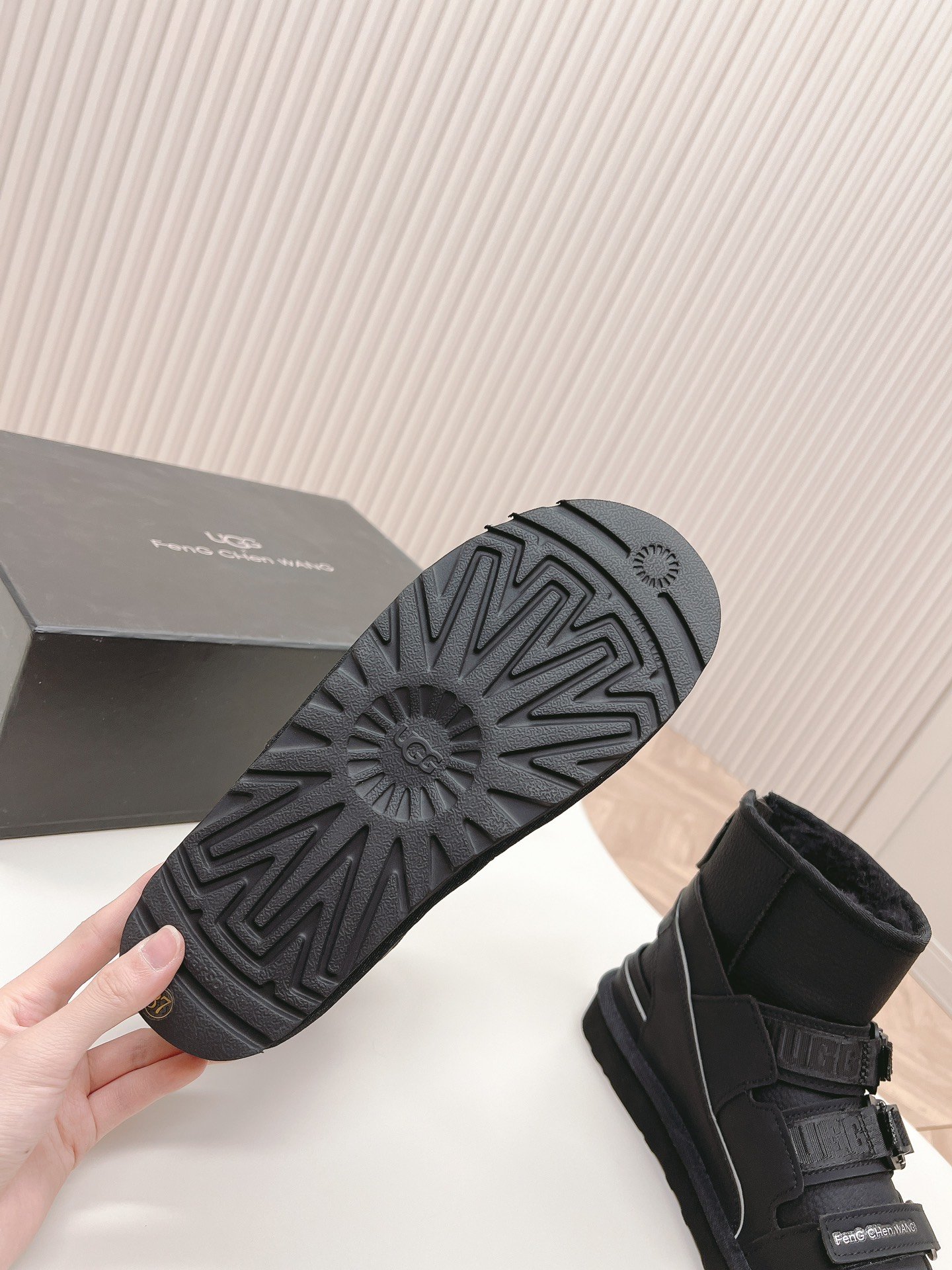 UggxFengChenWang的联名款雪地靴集设计感于一身的雪地靴机车风酷女孩必备又酷又拽！！！三种穿