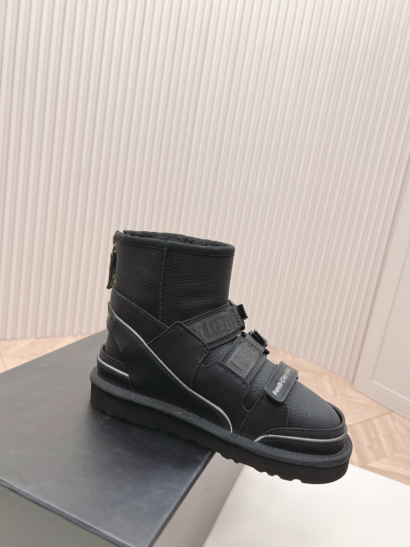 UggxFengChenWang的联名款雪地靴集设计感于一身的雪地靴机车风酷女孩必备又酷又拽！！！三种穿