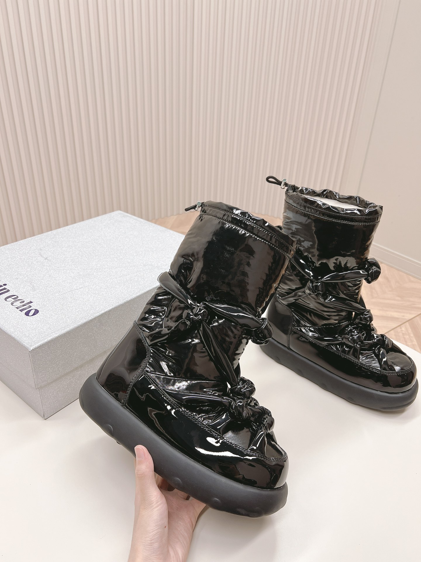 Fashionable Snow Boots: Unique Design with Custom Leather and Wool, Comfortable and Stylish - 图片 4