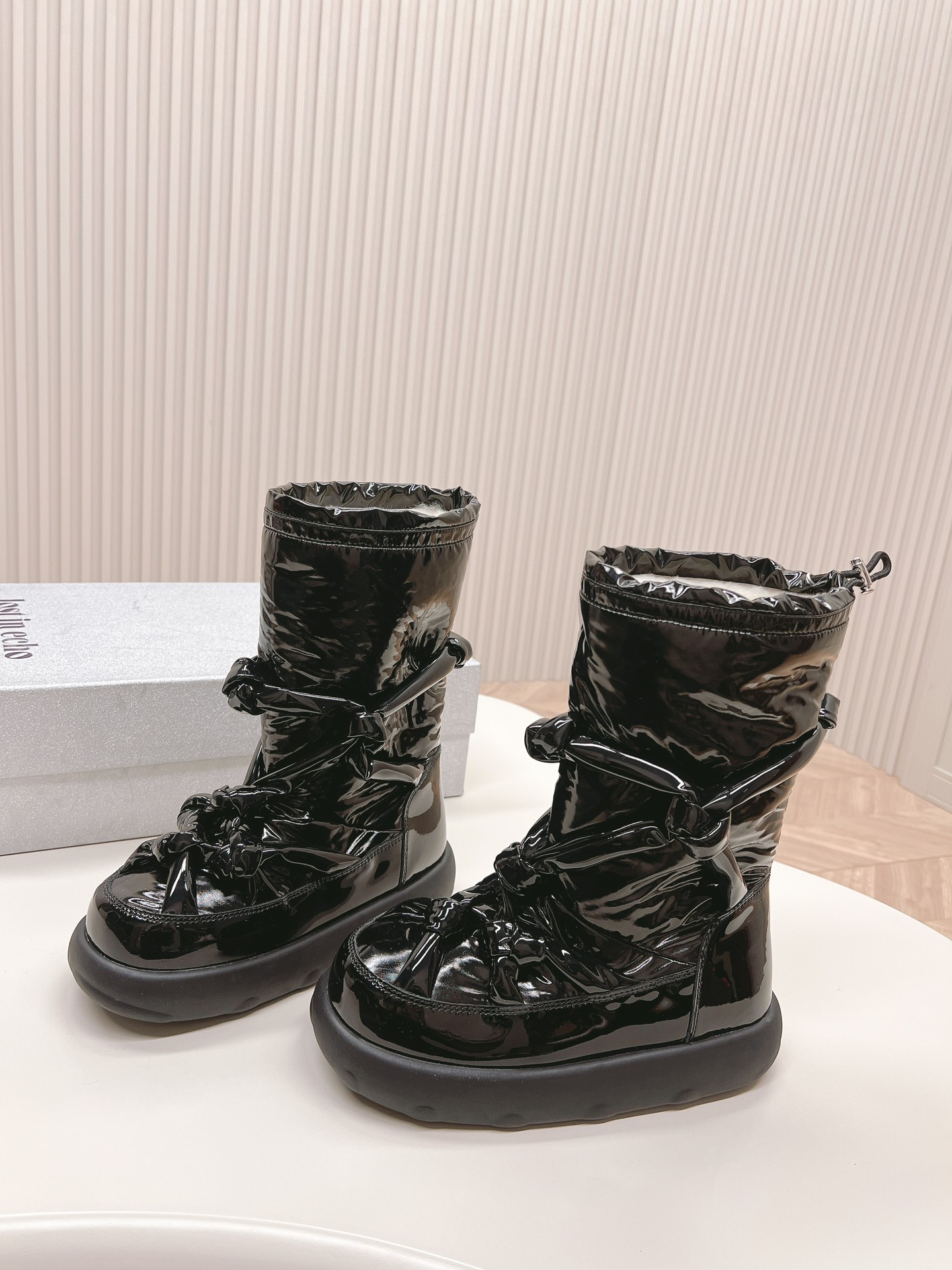 Fashionable Snow Boots: Unique Design with Custom Leather and Wool, Comfortable and Stylish - 图片 2