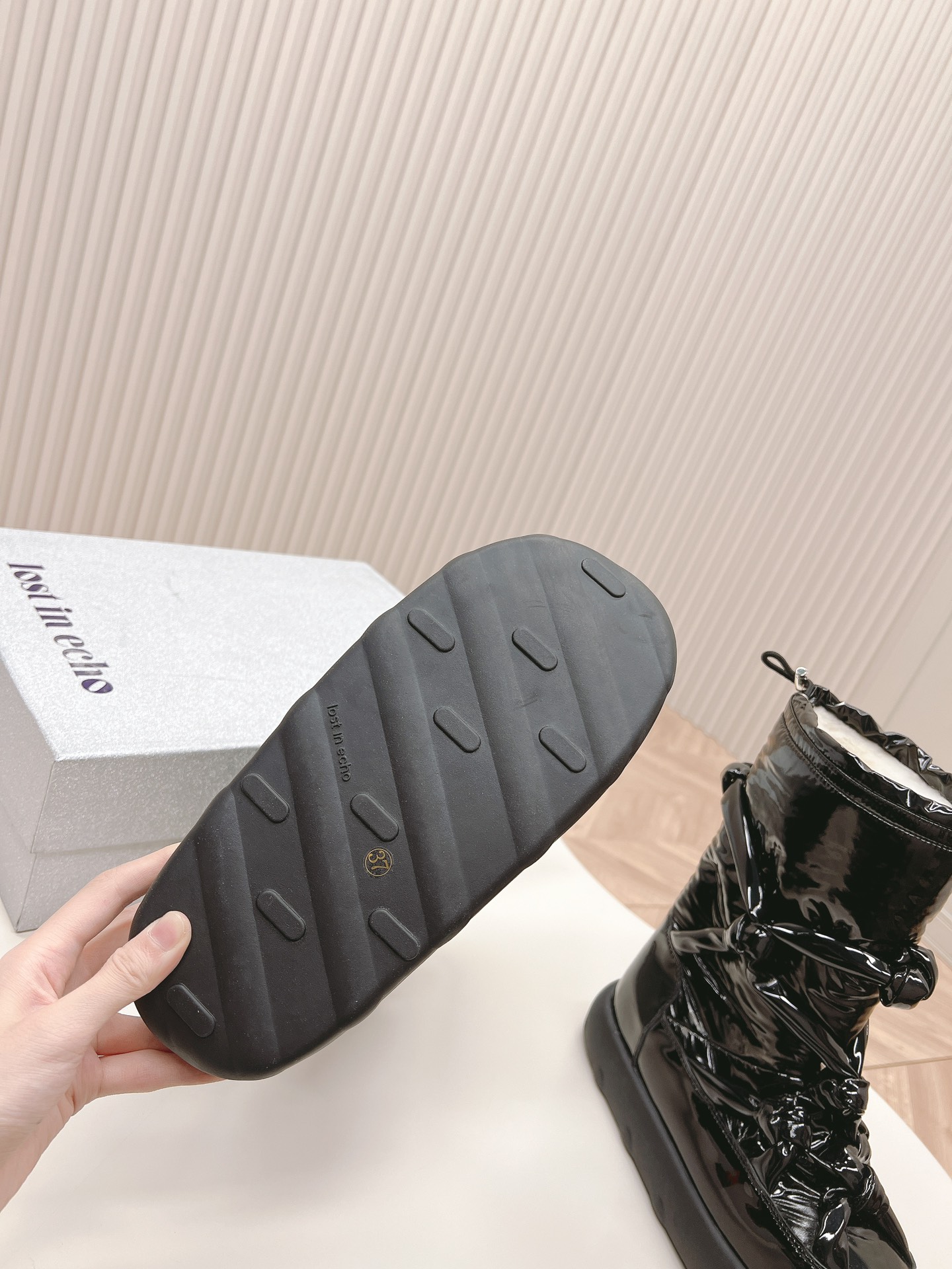 Fashionable Snow Boots: Unique Design with Custom Leather and Wool, Comfortable and Stylish - 图片 9