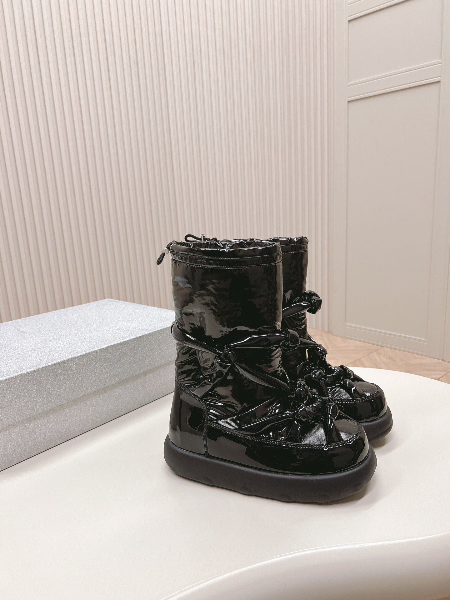 Fashionable Snow Boots: Unique Design with Custom Leather and Wool, Comfortable and Stylish - 图片 1