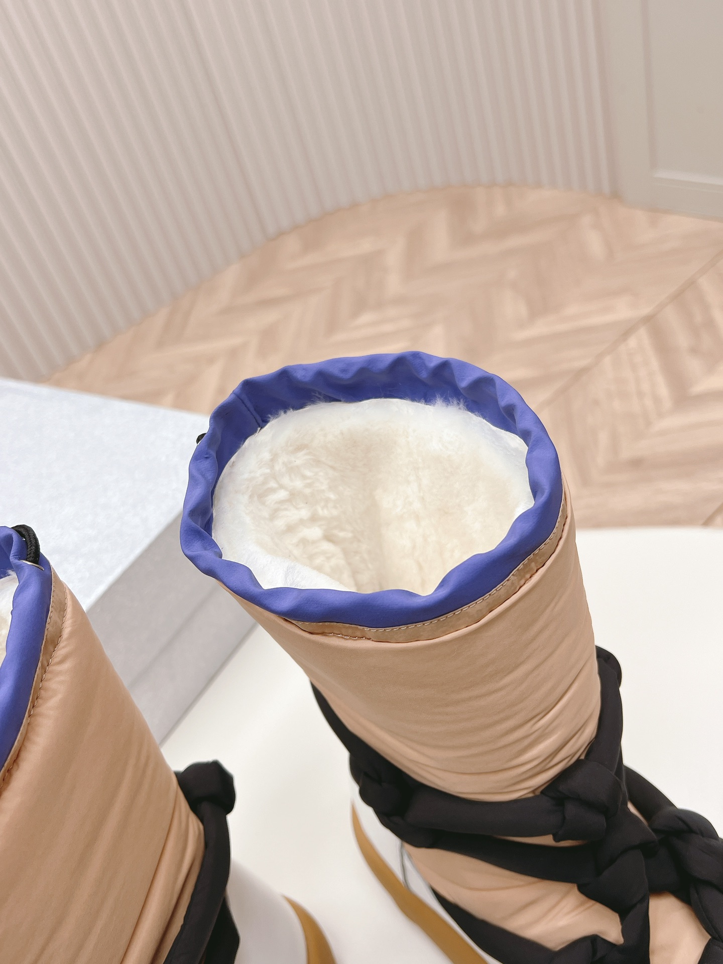 Fashionable Snow Boots with Custom Materials and Unique Design - 图片 7