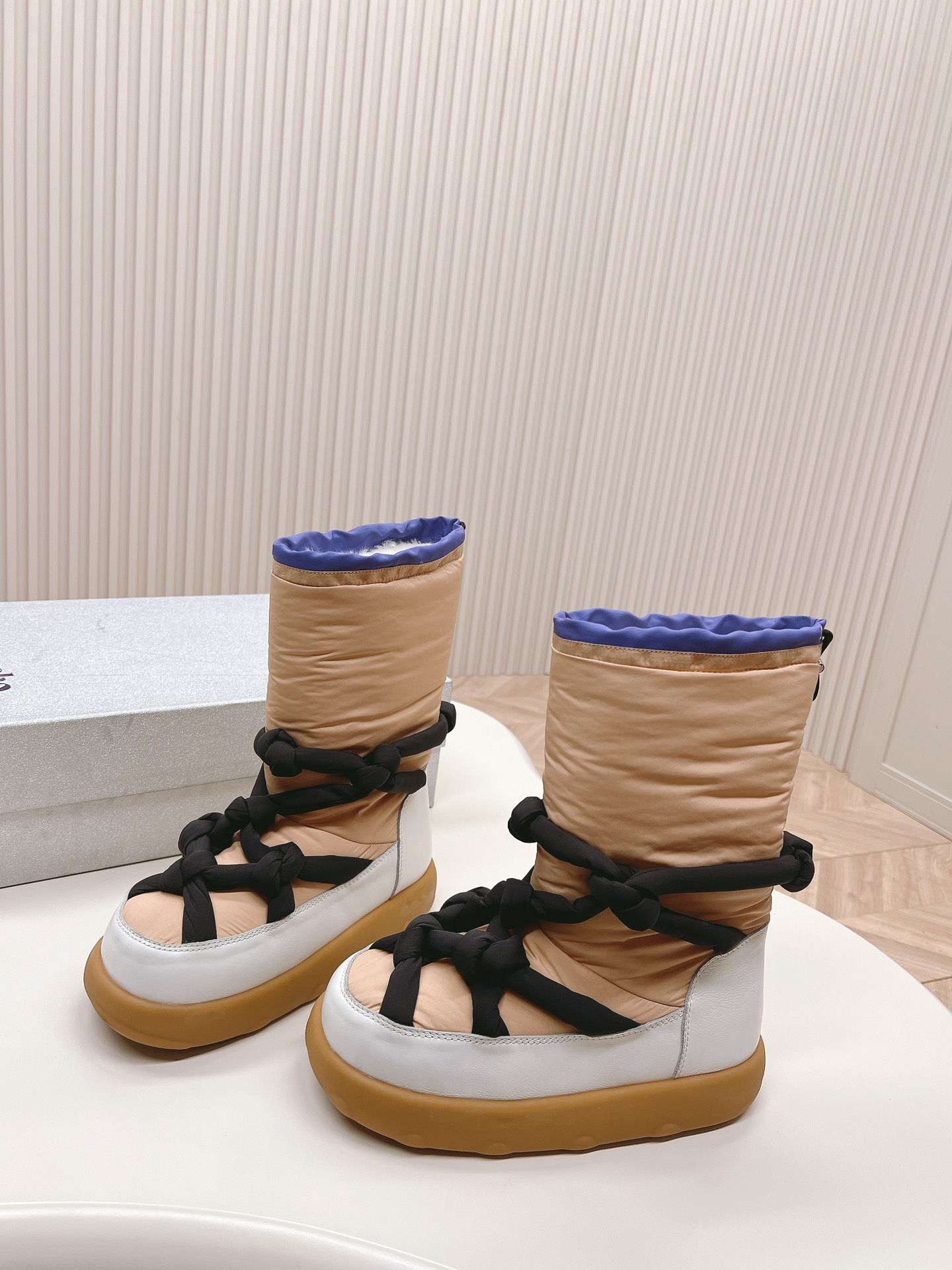 Fashionable Snow Boots with Custom Materials and Unique Design - 图片 4