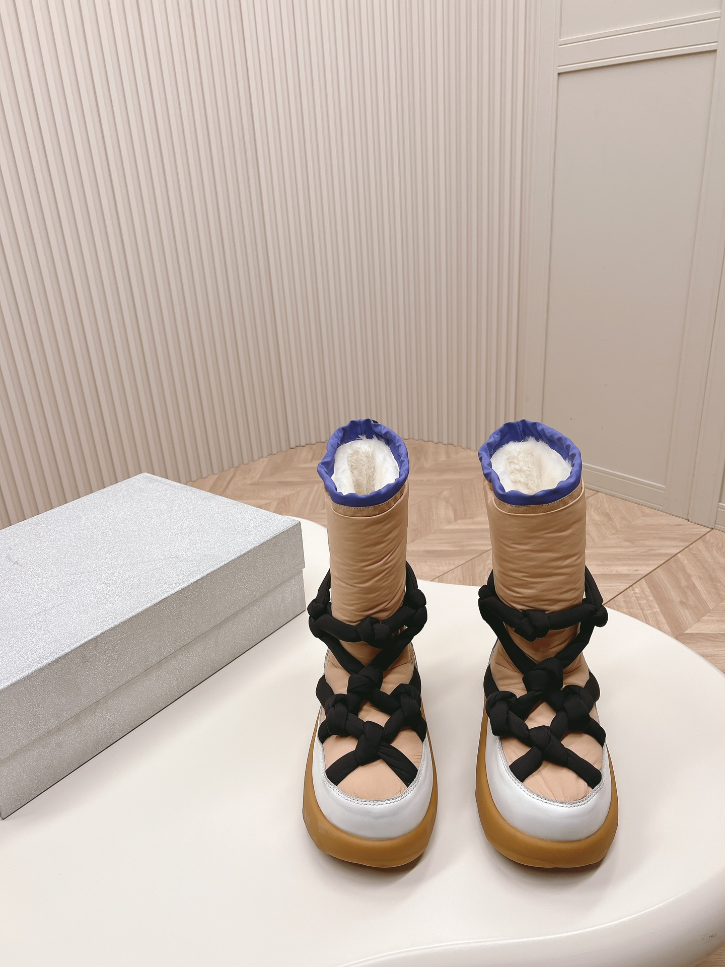 Fashionable Snow Boots with Custom Materials and Unique Design - 图片 2