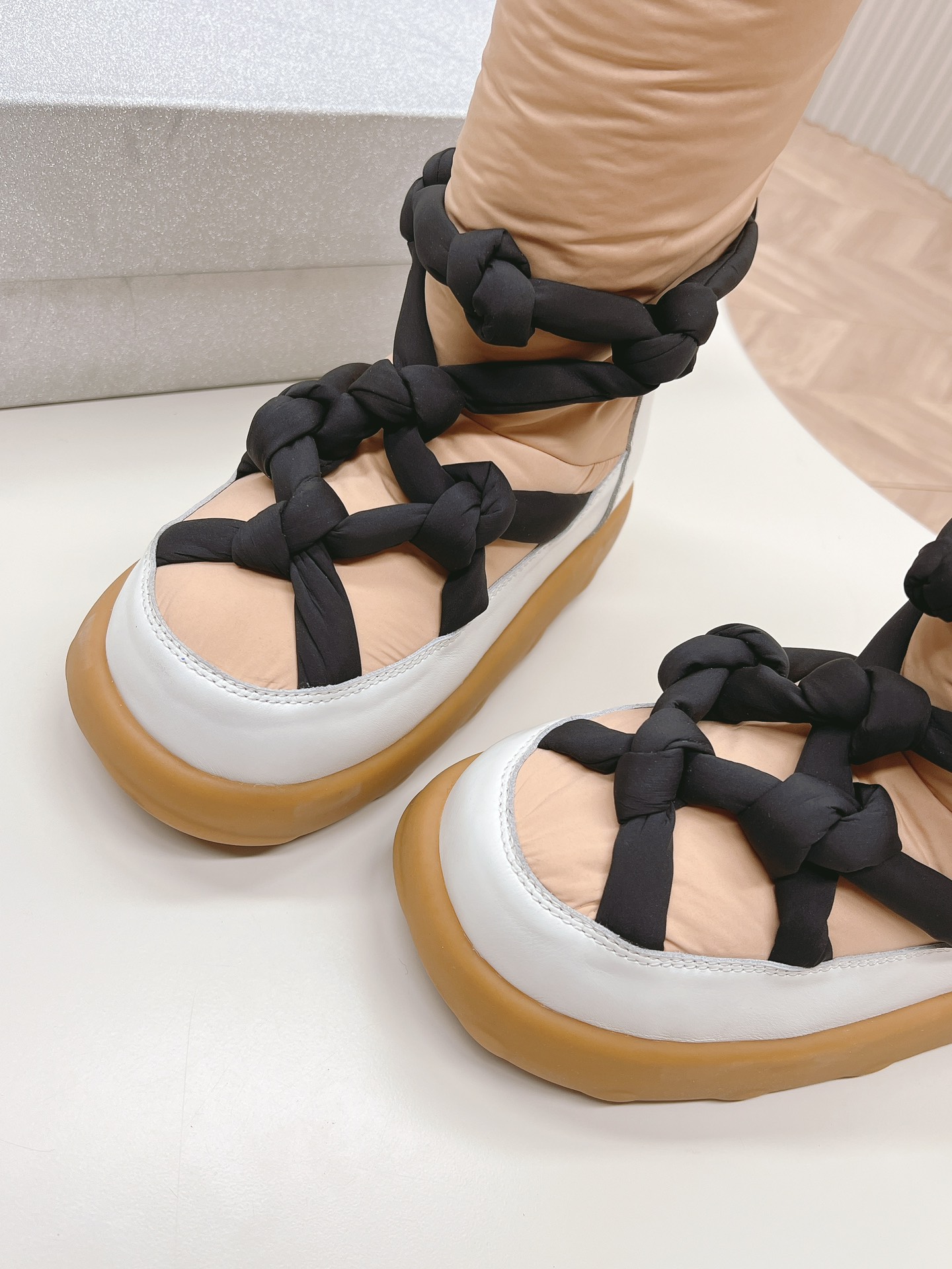 Fashionable Snow Boots with Custom Materials and Unique Design - 图片 8