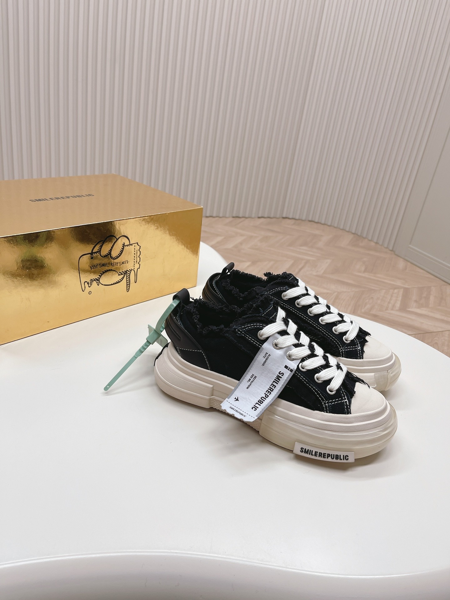 SMILERPUBLIC SR Galaxy 70s Light-Up Shoes: Timeless Style with Colorful Light Display