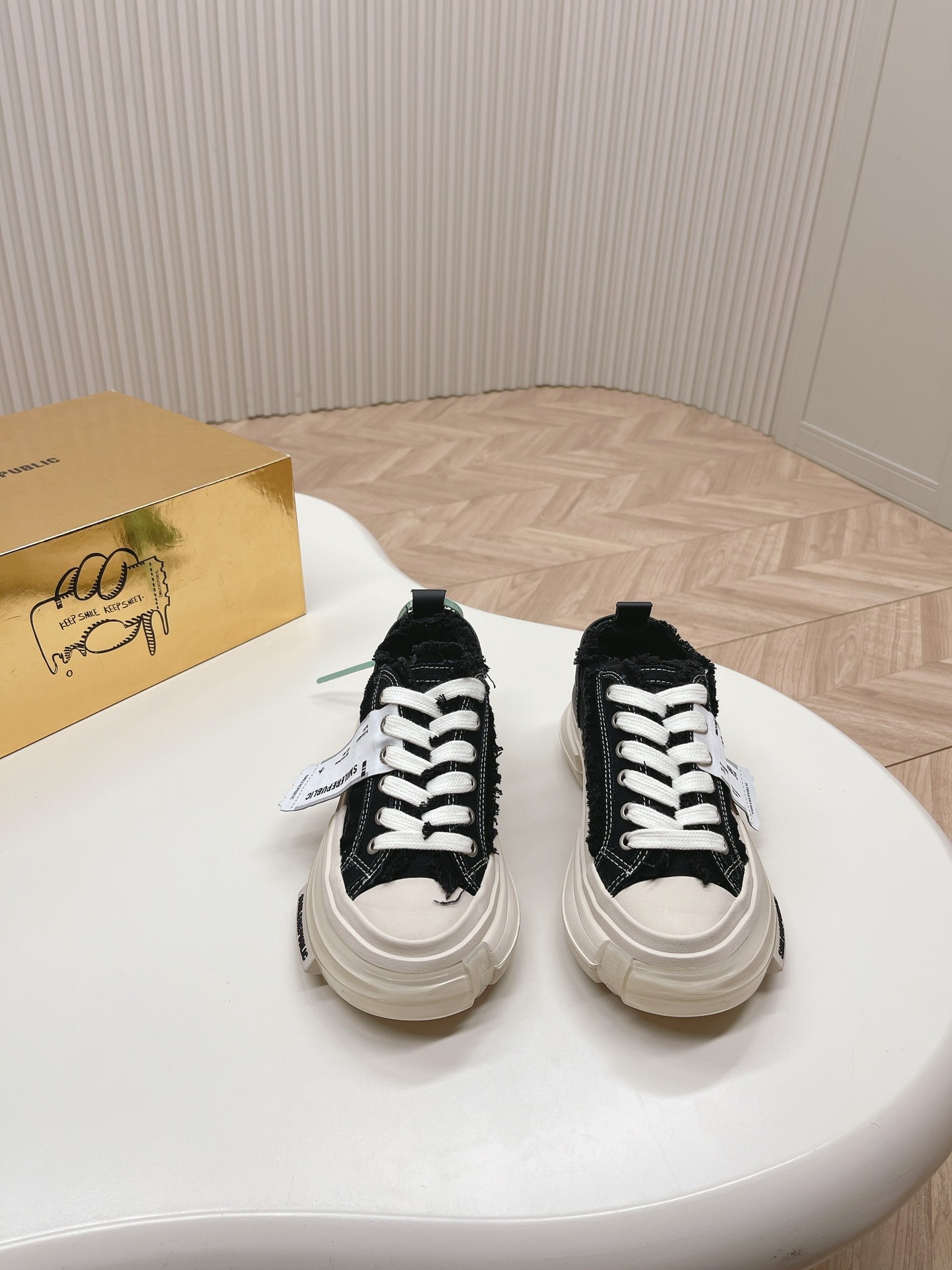 SMILERPUBLIC SR Galaxy 70s Light-Up Shoes: Timeless Style with Colorful Light Display - 图片 9