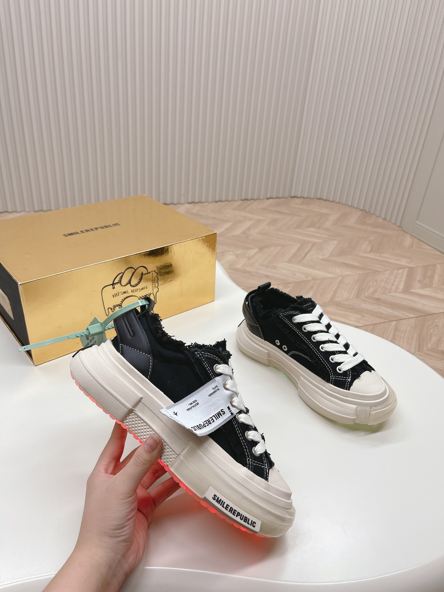 SMILERPUBLIC SR Galaxy 70s Light-Up Shoes: Timeless Style with Colorful Light Display - 图片 4