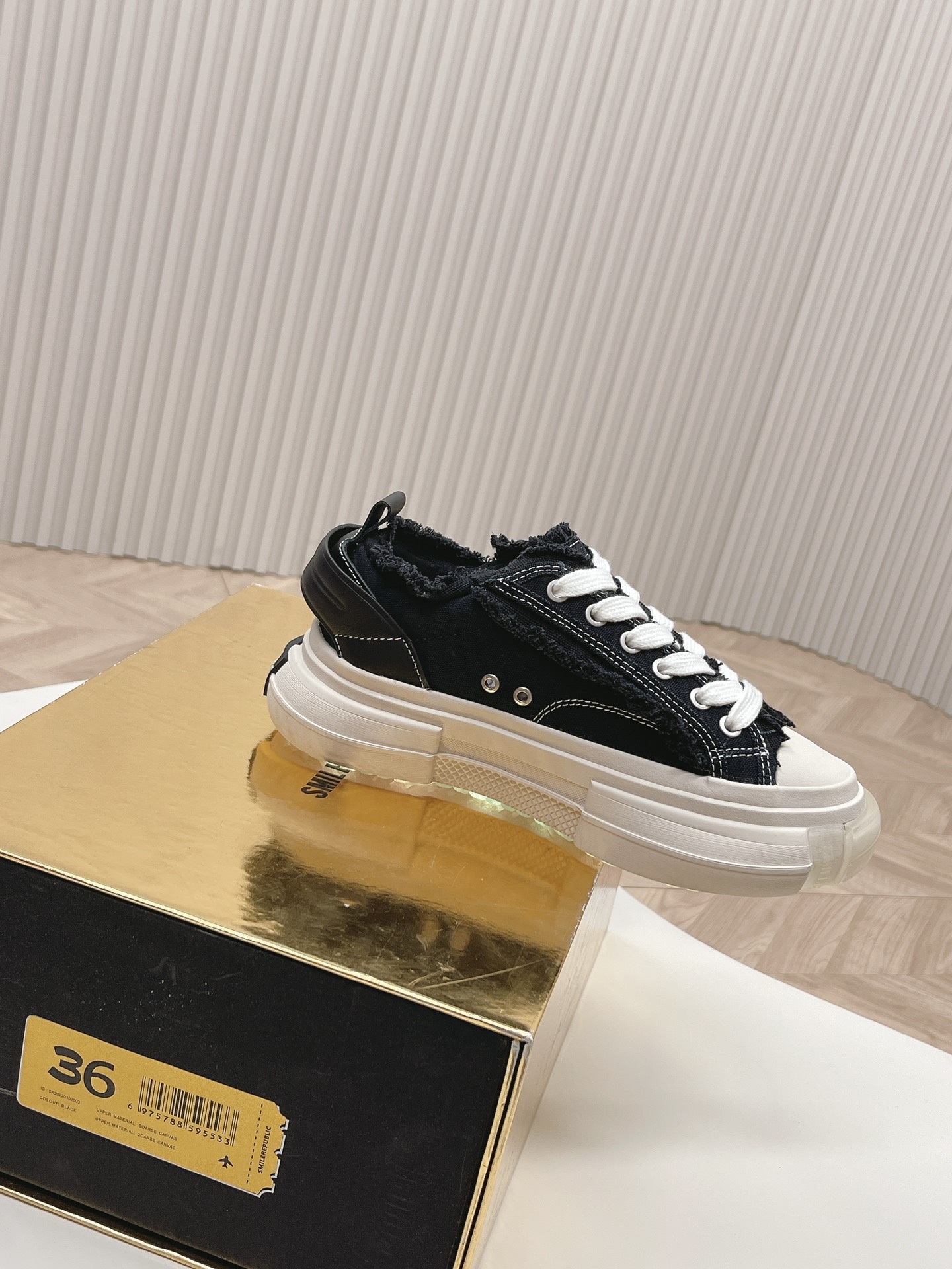 SMILERPUBLIC SR Galaxy 70s Light-Up Shoes: Timeless Style with Colorful Light Display - 图片 3