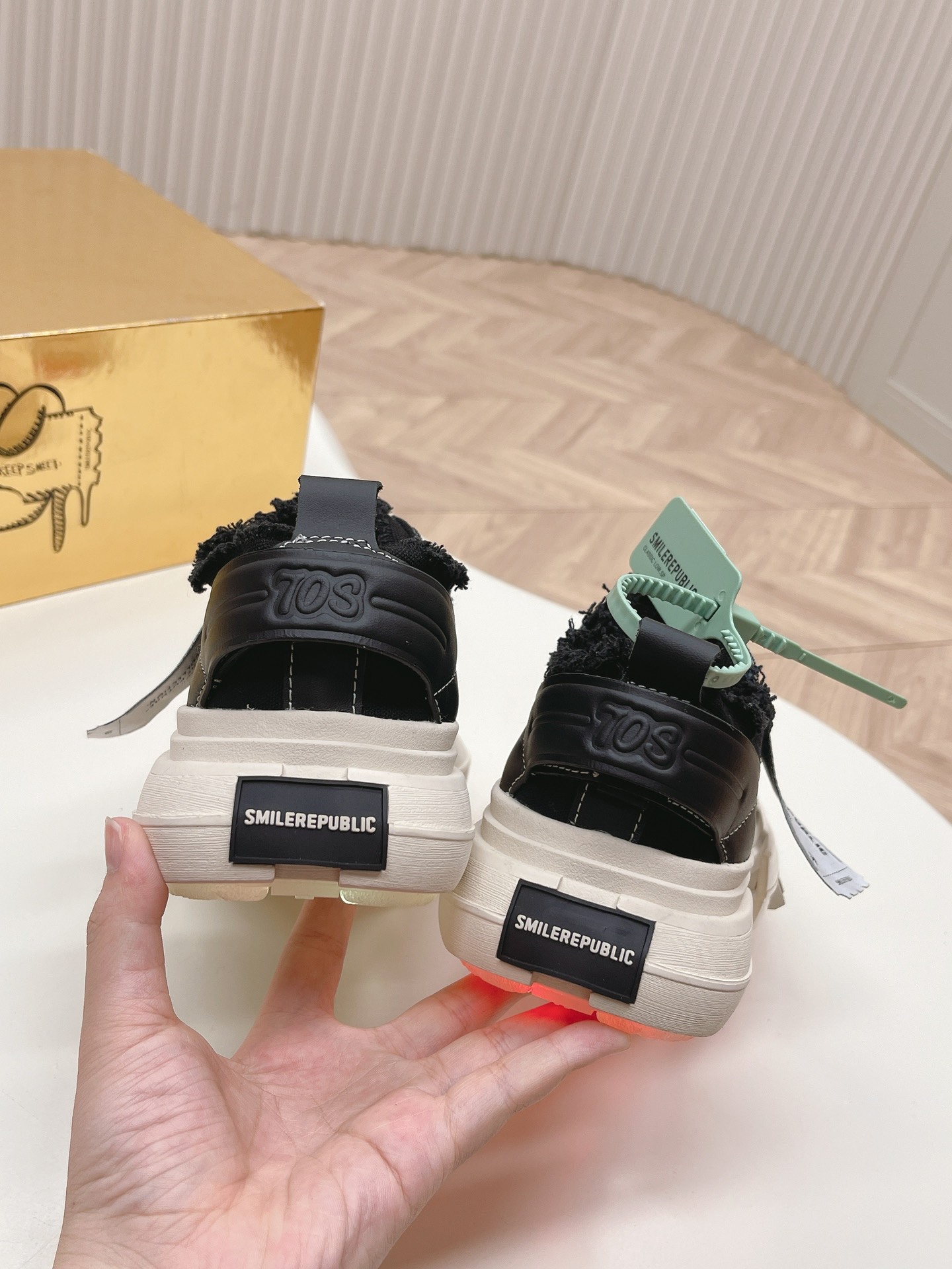 SMILERPUBLIC SR Galaxy 70s Light-Up Shoes: Timeless Style with Colorful Light Display - 图片 7