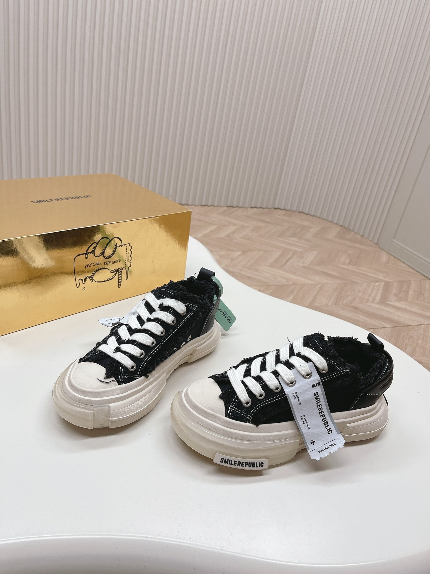 SMILERPUBLIC SR Galaxy 70s Light-Up Shoes: Timeless Style with Colorful Light Display - 图片 2