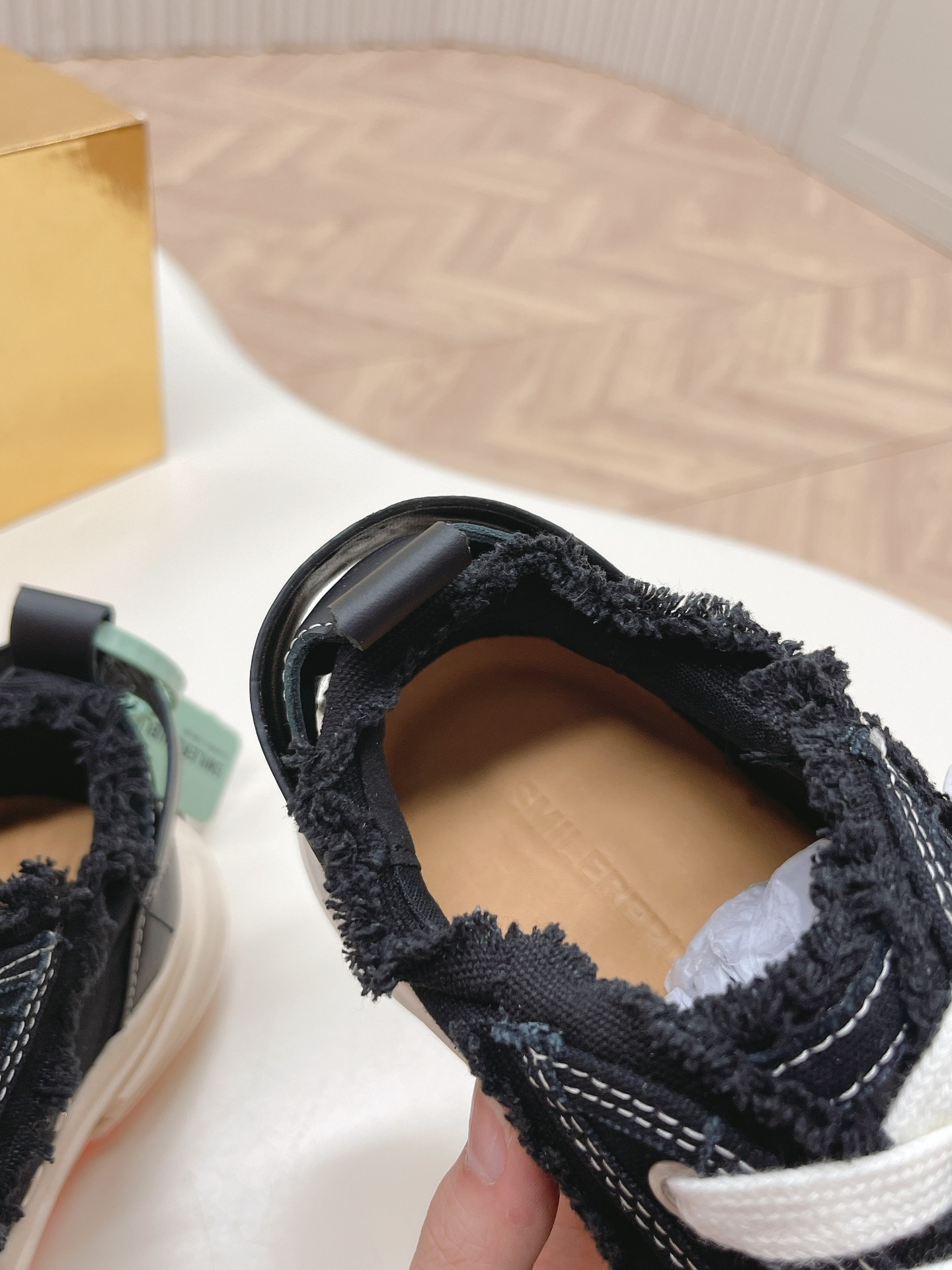 SMILERPUBLIC SR Galaxy 70s Light-Up Shoes: Timeless Style with Colorful Light Display - 图片 6