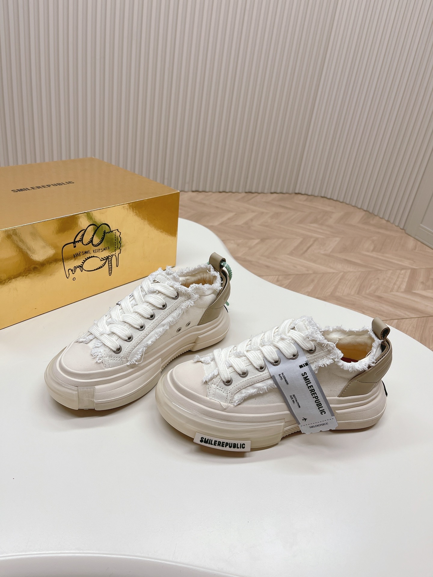 SMILERPUBLIC SR Galaxy 70s Flame Shoes: Timeless Style with Colorful Lights - 图片 2