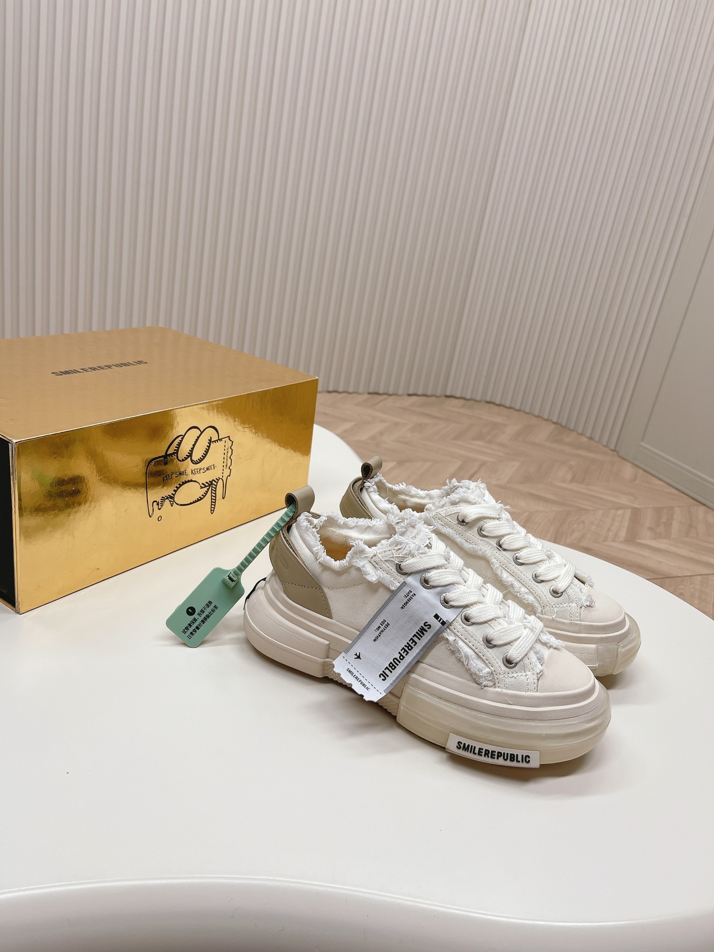 “SMILERPUBLIC SR Galaxy 70s Flame Lights Shoe: Time-Traveling Classic Design”