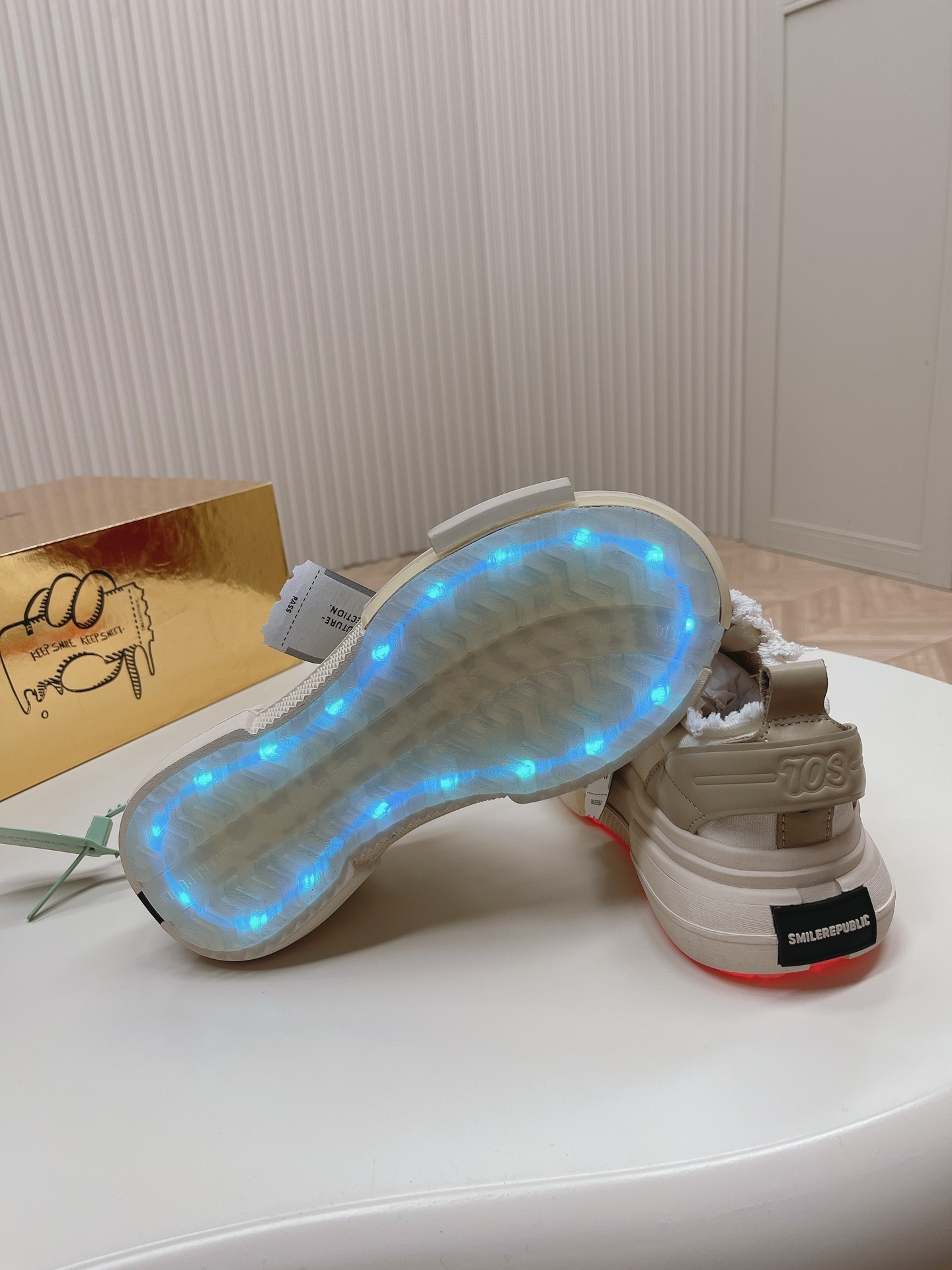 SMILERPUBLIC SR Galaxy 70s Flame Shoes: Timeless Style with Colorful Lights - 图片 9