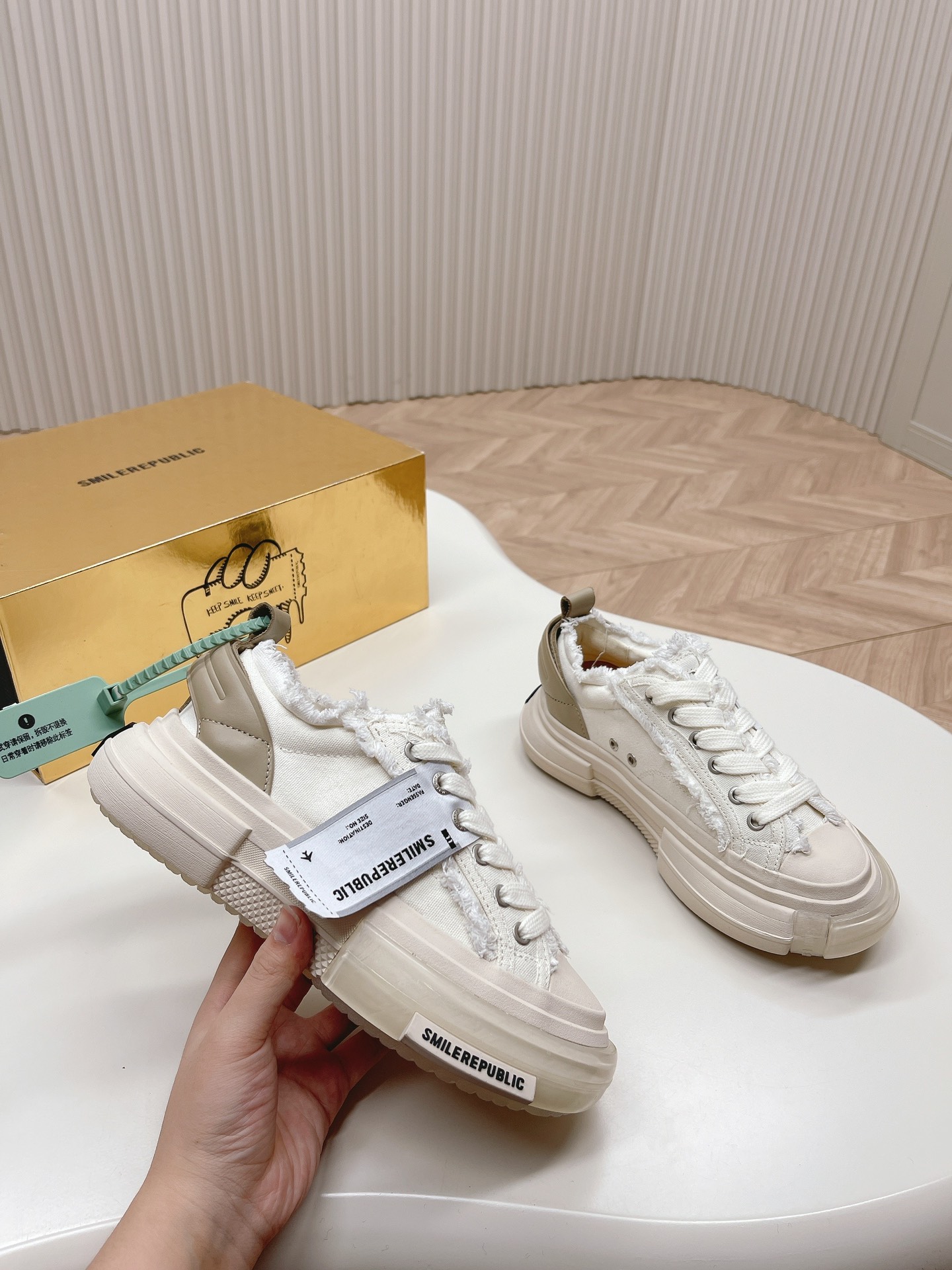 SMILERPUBLIC SR Galaxy 70s Flame Shoes: Timeless Style with Colorful Lights - 图片 4