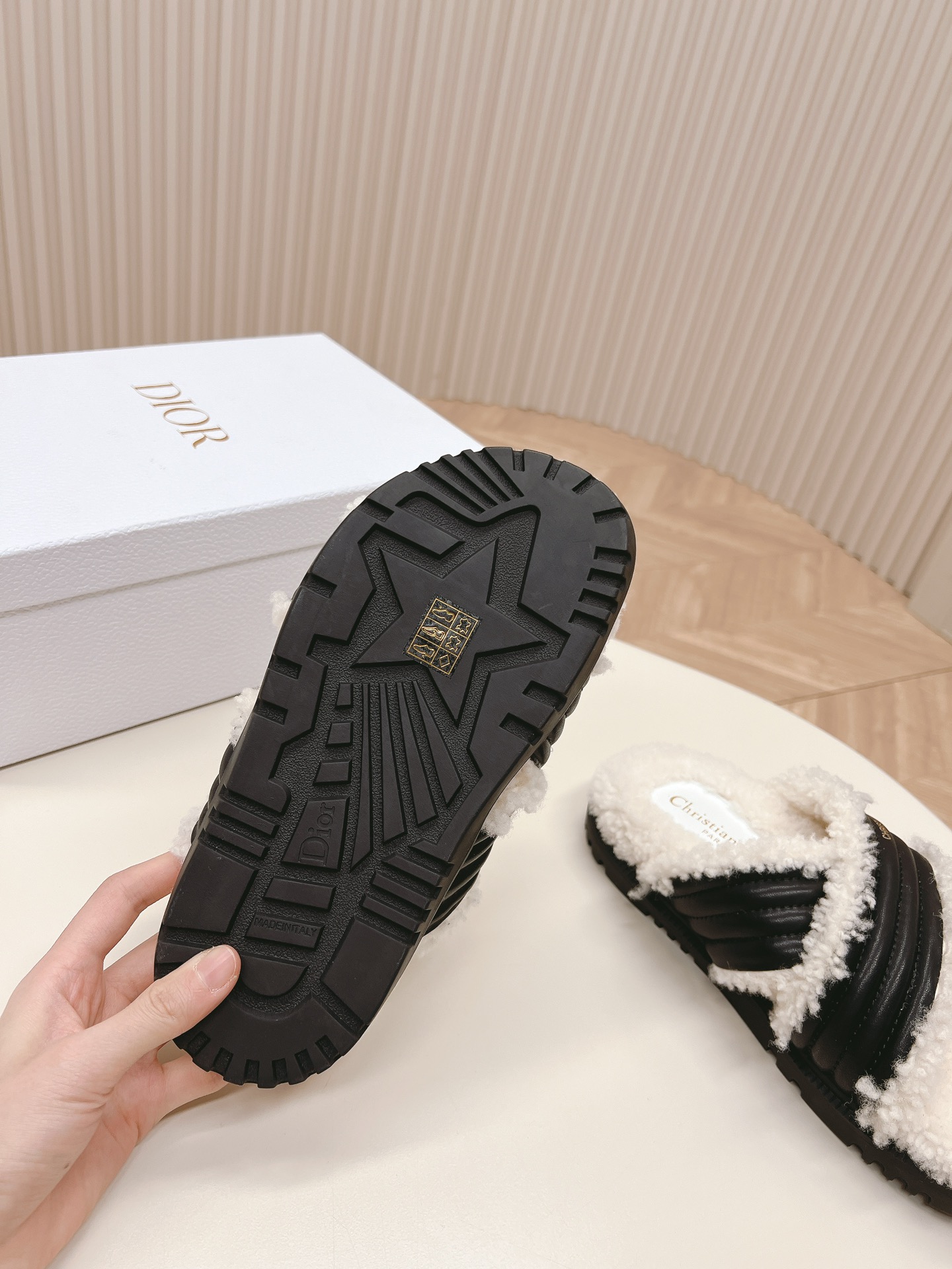 Dior Dior迪奥 2024最新交叉凉拖鞋羊毛拖 耐看的懒人拖鞋 精美