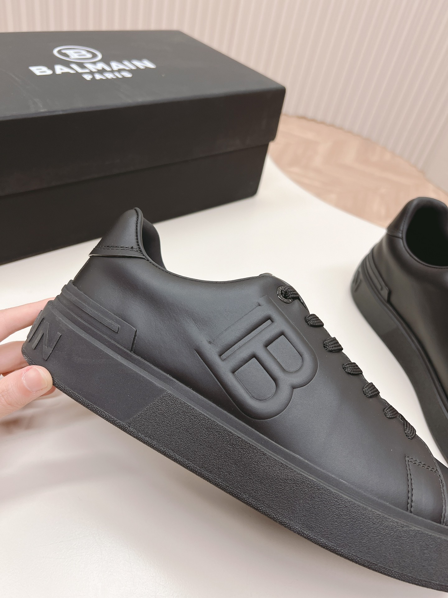 Bold and Empowering: P759 Balmain Men’s Sneakers Series with Oxen Velvet - 图片 7