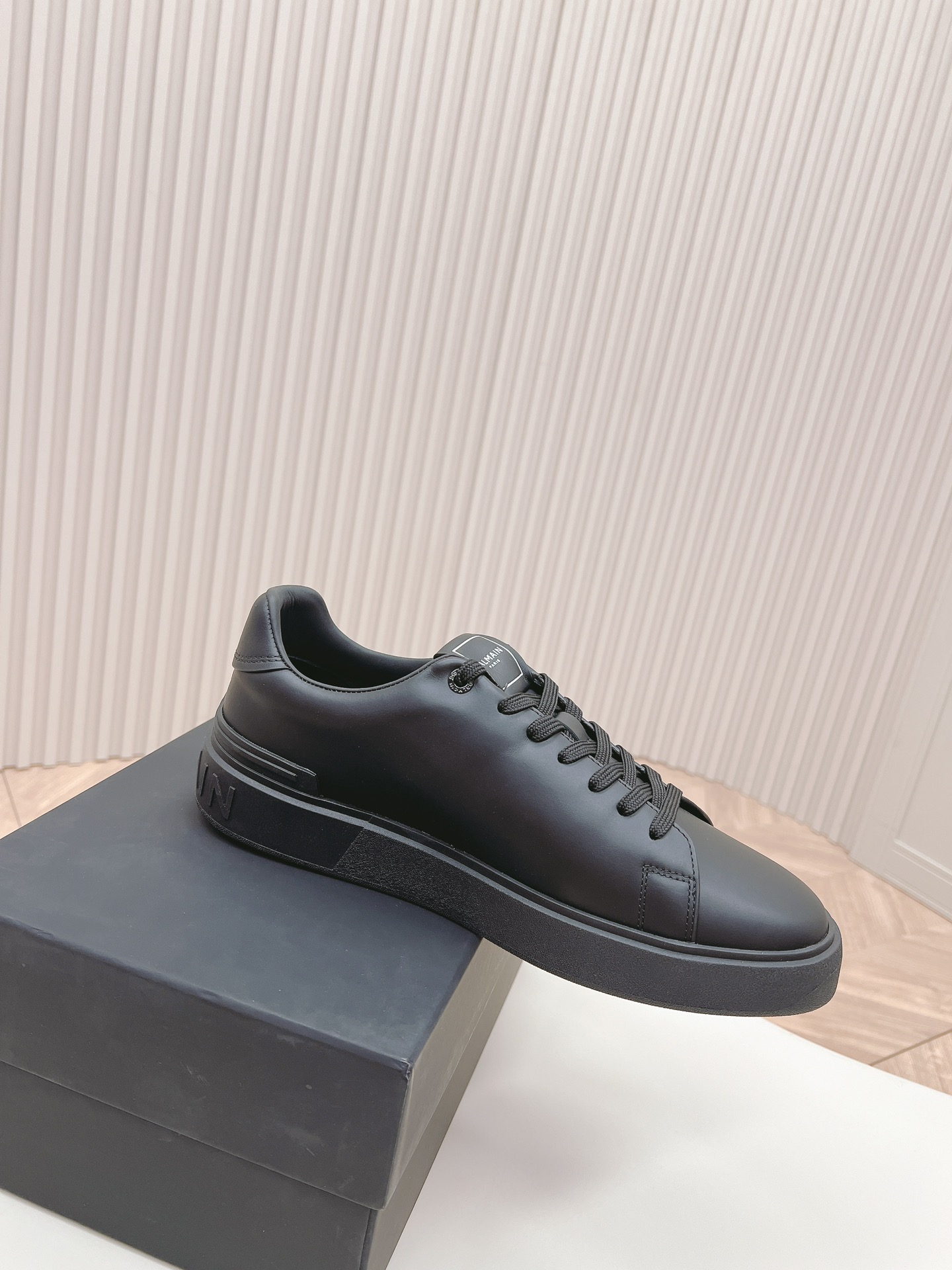 Bold and Empowering: P759 Balmain Men’s Sneakers Series with Oxen Velvet - 图片 4