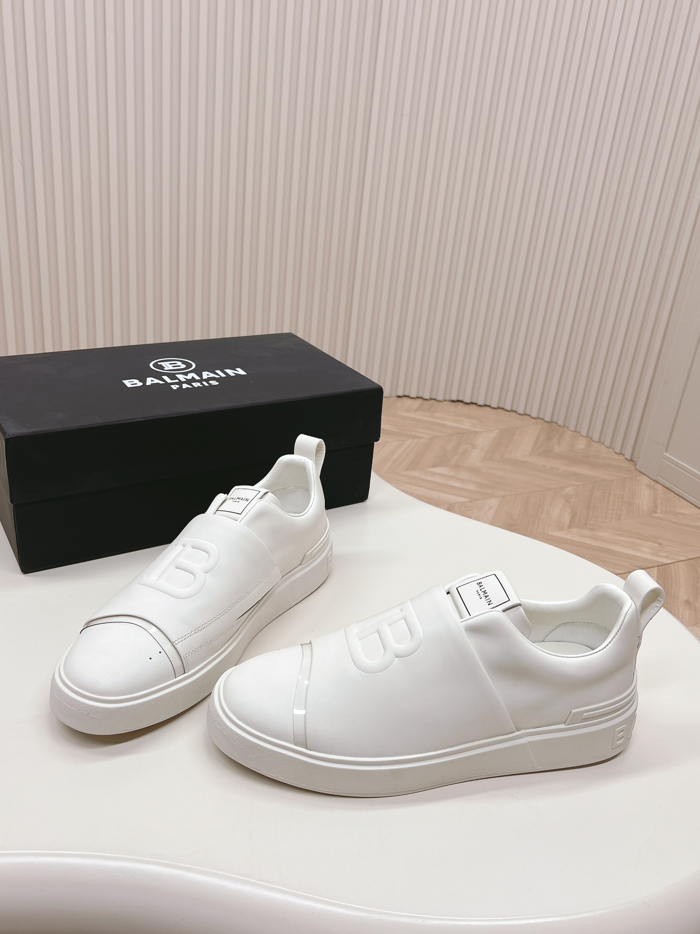 Balmain Men’s Scratch Sneakers: Bold Design Empowering Wearers, Oxen Velvet, Fashion Details. - 图片 3