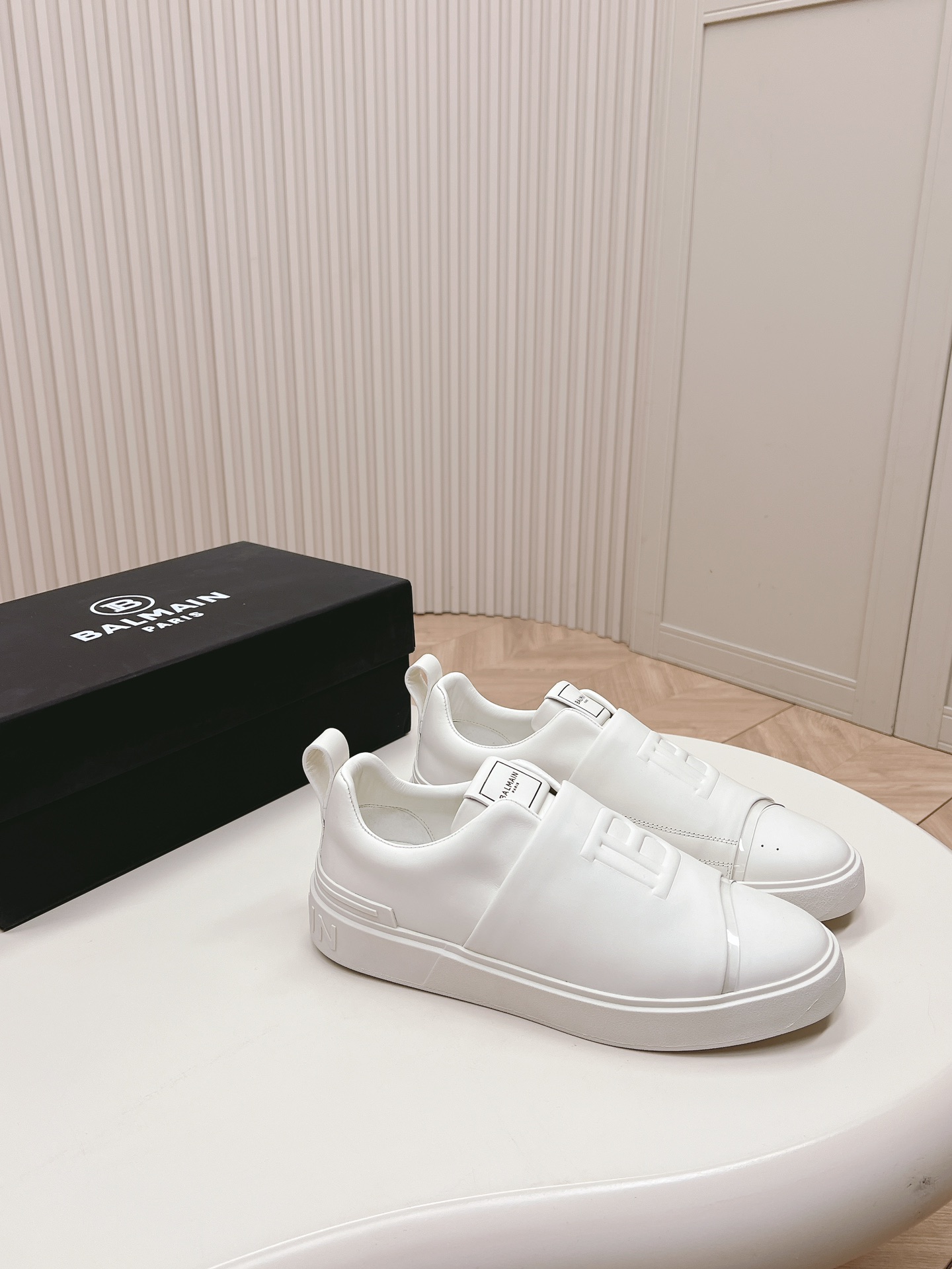 Balmain Men’s Scratch Sneakers: Bold Design Empowering Wearers, Oxen Velvet, Fashion Details. - 图片 1