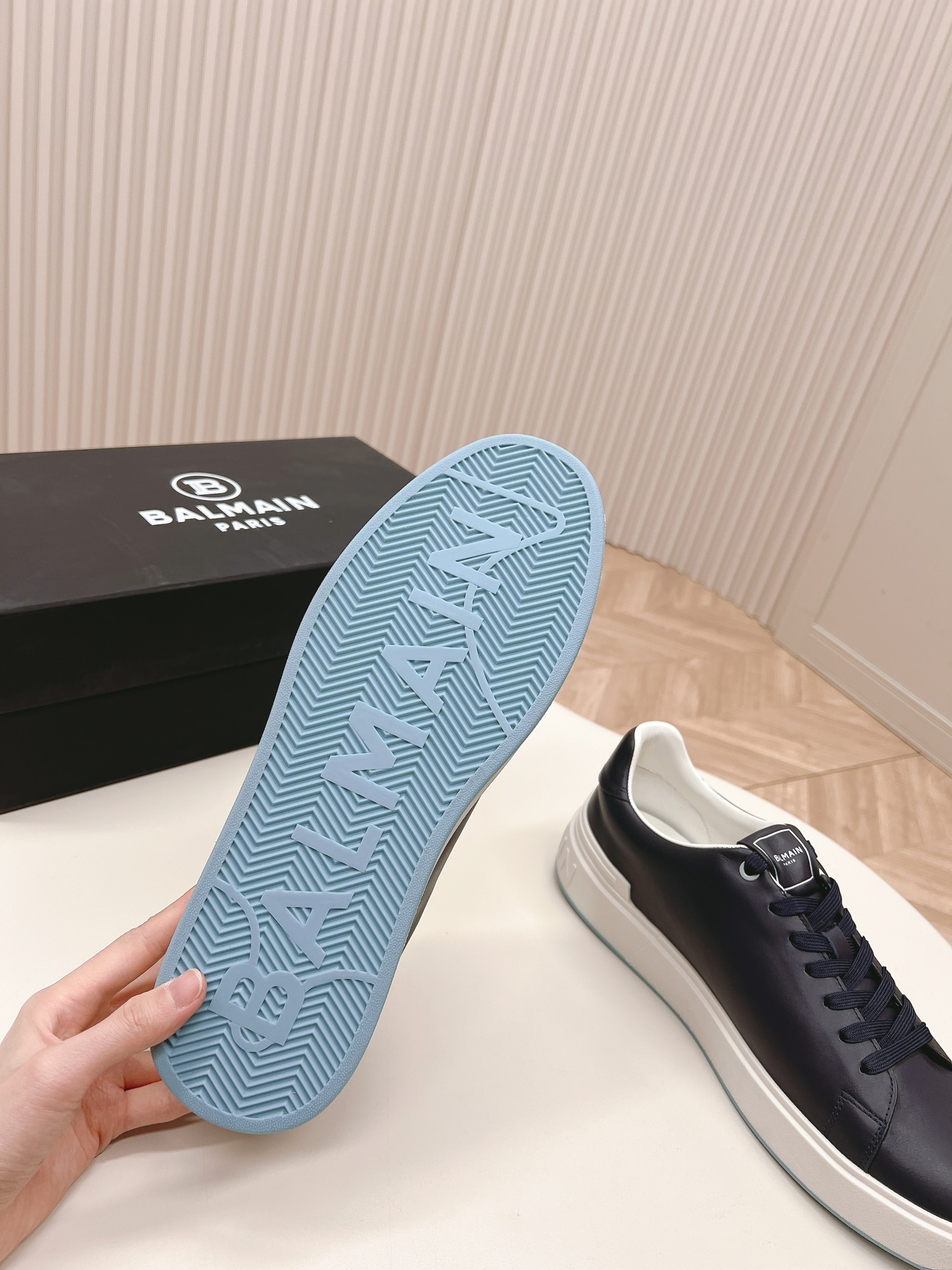 Bold and Empowering: P759 Balmain Men’s Scratch Sneakers – Velvet Details, Fashion Language. - 图片 9