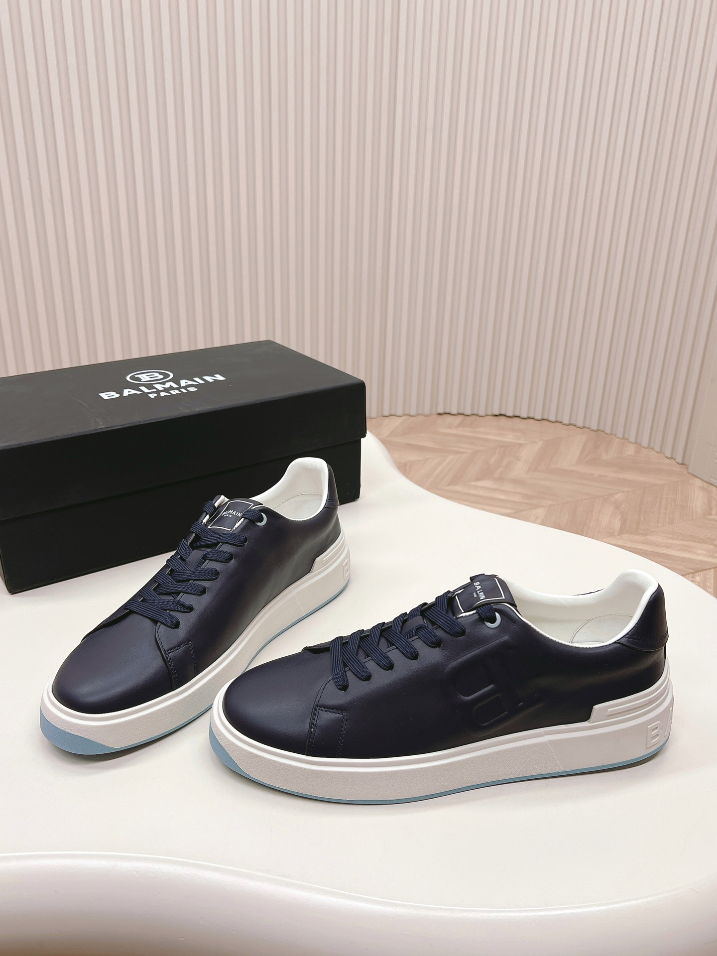 Bold and Empowering: P759 Balmain Men’s Scratch Sneakers – Velvet Details, Fashion Language. - 图片 3