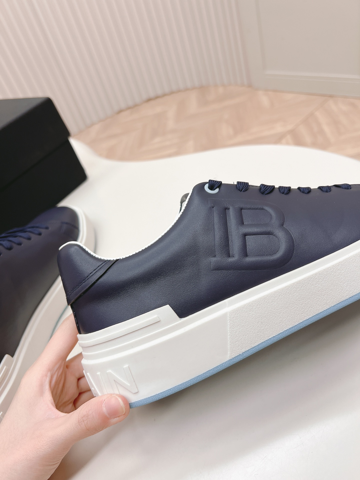 Bold and Empowering: P759 Balmain Men’s Scratch Sneakers – Velvet Details, Fashion Language. - 图片 6
