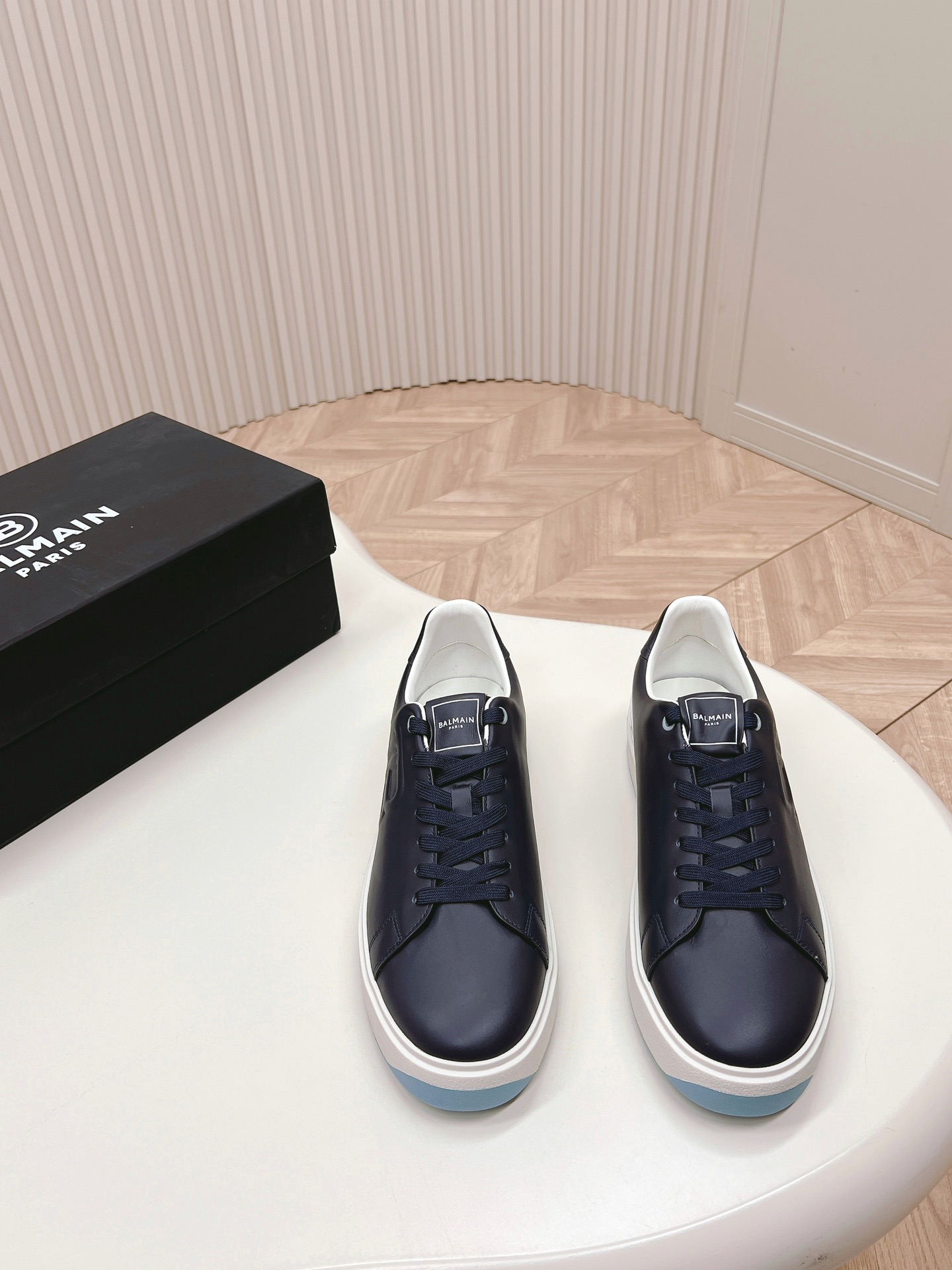 Bold and Empowering: P759 Balmain Men’s Scratch Sneakers – Velvet Details, Fashion Language. - 图片 2