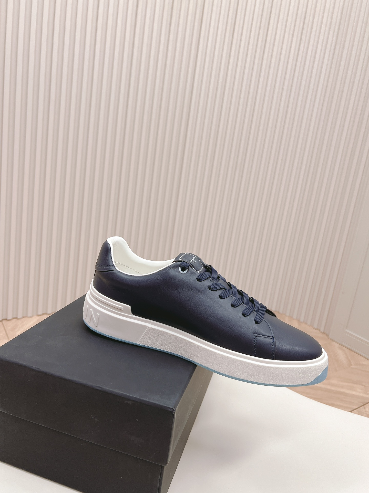 Bold and Empowering: P759 Balmain Men’s Scratch Sneakers – Velvet Details, Fashion Language. - 图片 7