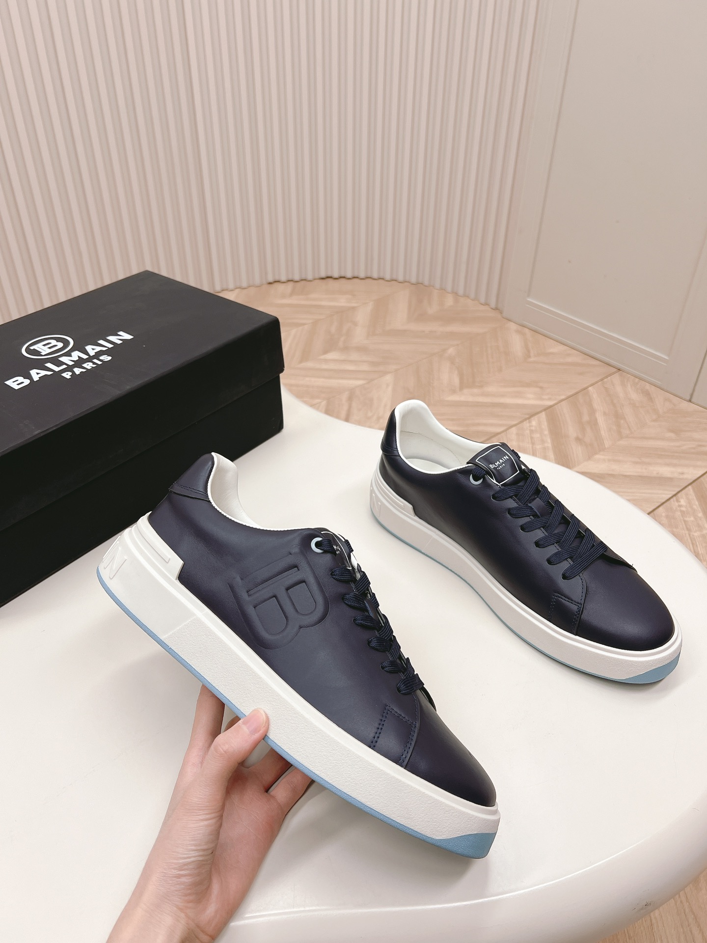 Bold and Empowering: P759 Balmain Men’s Scratch Sneakers – Velvet Details, Fashion Language. - 图片 4