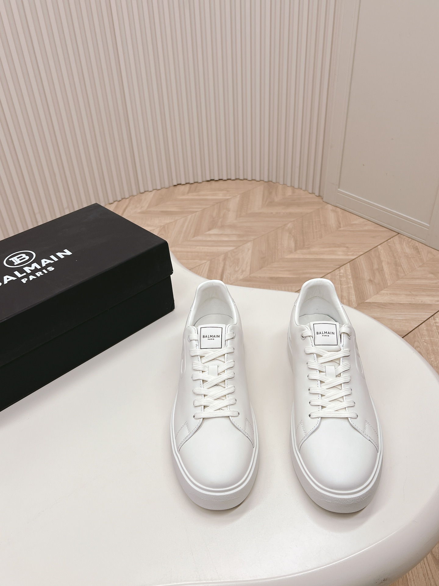 Bold and Empowering: P759 Balmain Men’s Scratch Sneakers – Velvet Details, Fashion Language. - 图片 2