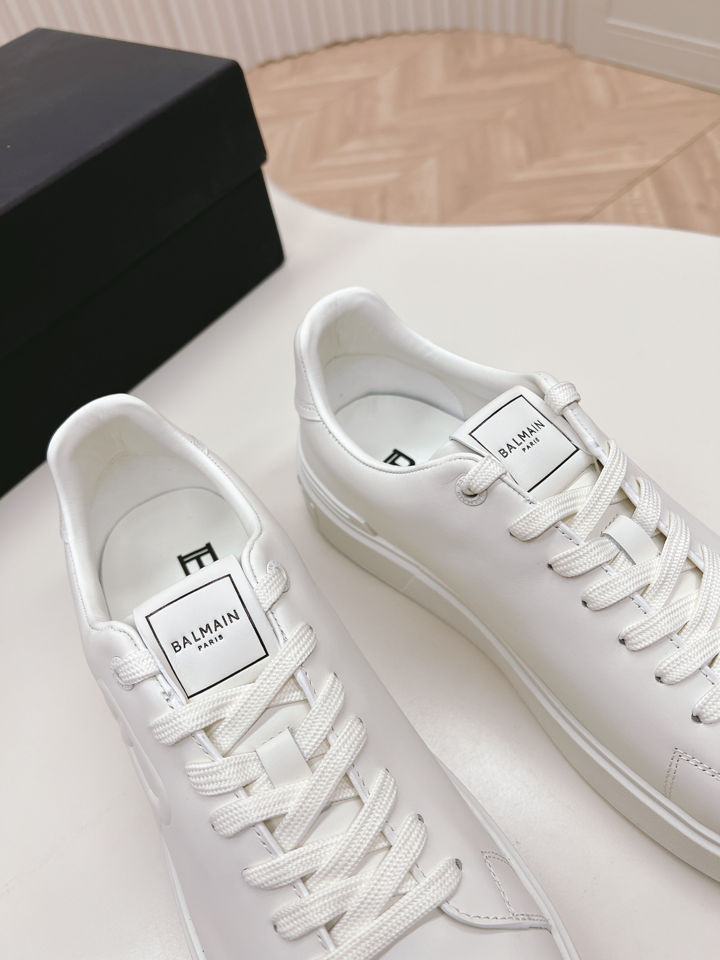 Bold and Empowering: P759 Balmain Men’s Scratch Sneakers – Velvet Details, Fashion Language. - 图片 8