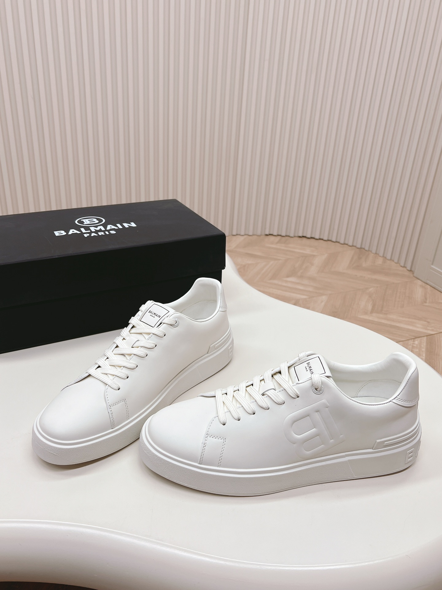 Bold and Empowering: P759 Balmain Men’s Scratch Sneakers – Velvet Details, Fashion Language. - 图片 3