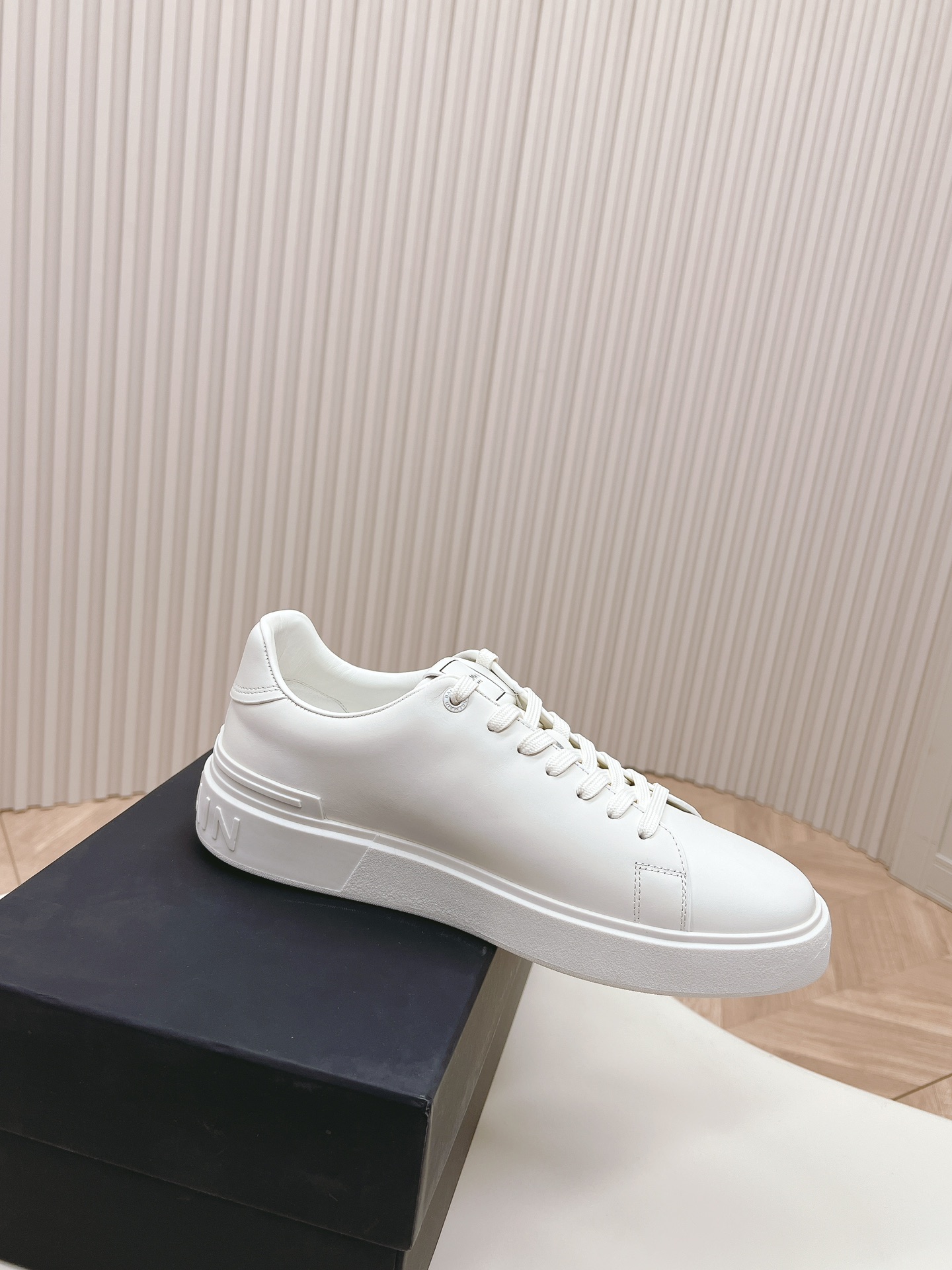 Bold and Empowering: P759 Balmain Men’s Scratch Sneakers – Velvet Details, Fashion Language. - 图片 4