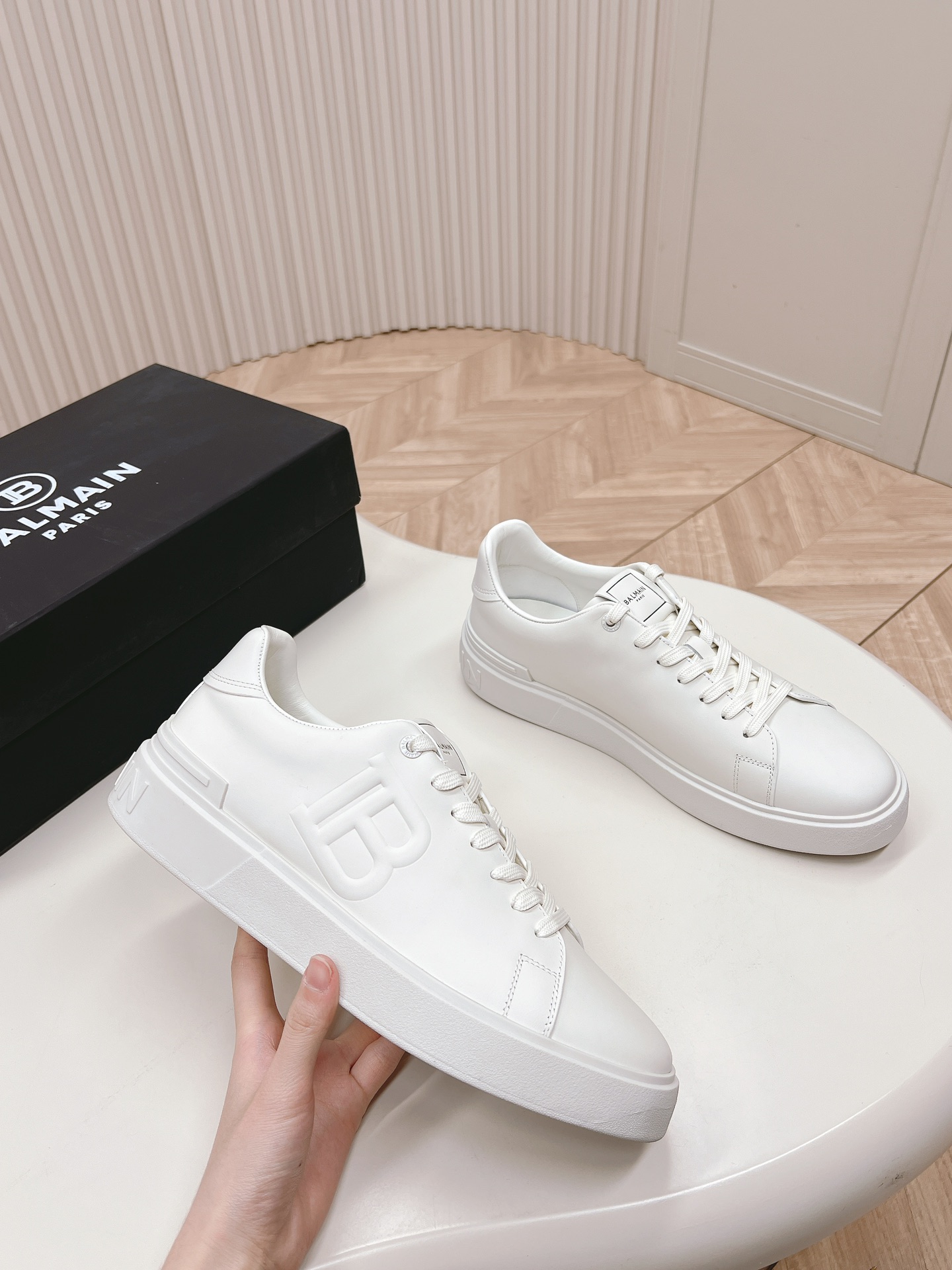 Bold and Empowering: P759 Balmain Men’s Scratch Sneakers – Velvet Details, Fashion Language. - 图片 5